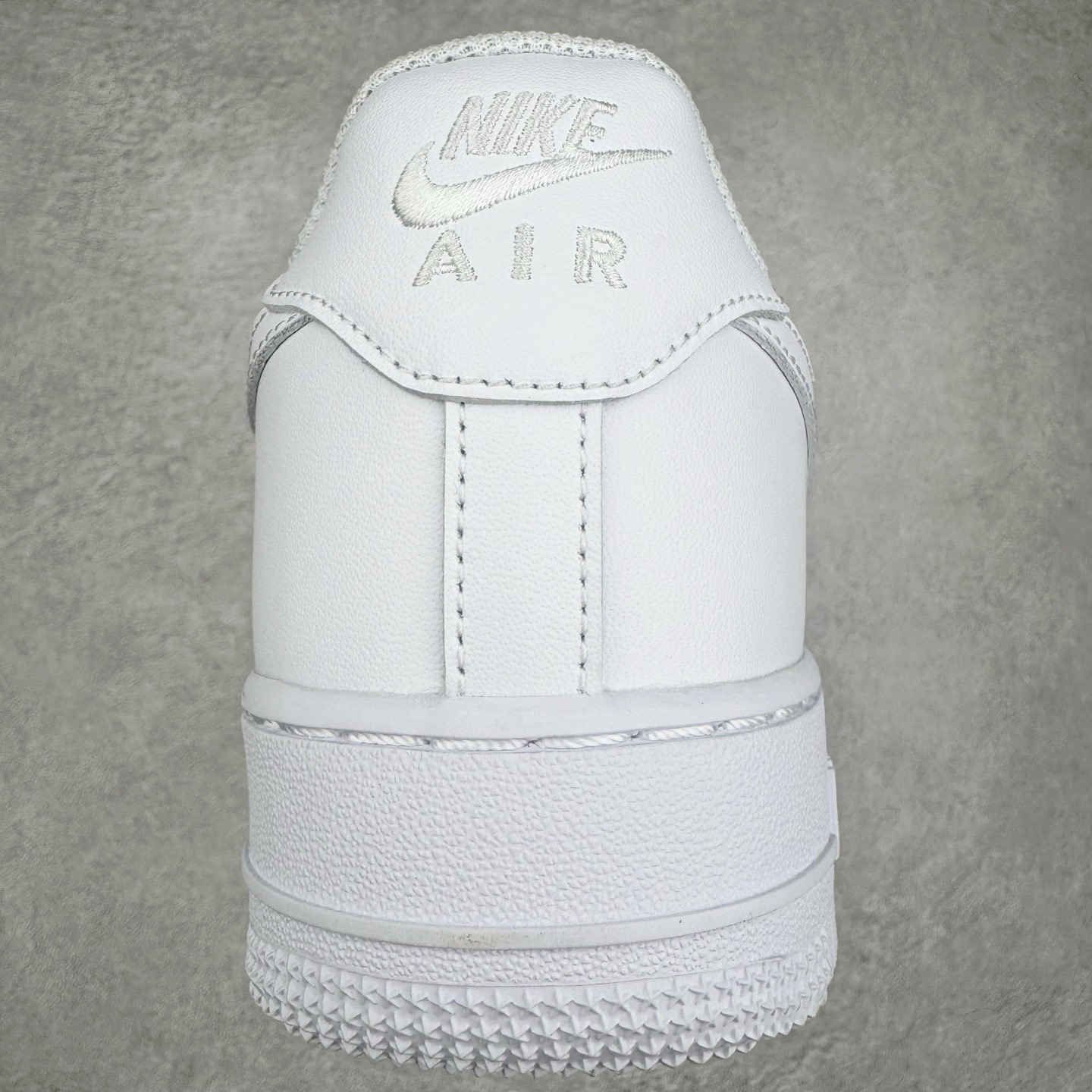 图片[8]-＃Lw性价比批次 NK Air Force 1 Low \’07 空军一号低帮经典板鞋 纯白 CW2288-111 注意报货备注 此实拍为性价比二层皮批次 全鞋零荧光线 随意冲正 同步官方2025专柜在售全新版本细节 更新二分一背胶 全新货号 鞋盒规格 不规则波浪大底咬花 全鞋电脑针车 工整有序 视觉效果满分 原厂拉帮手法 标准四线 密度针距针孔大小控制到位 原装反口里网布海绵 正确卡色网眼大小 新版鞋撑改用纸团代替 原厂港宝加持完美还原灵魂版型 原盒原配从里到外百分百还原 原厂全头层原厂皮料 原标原盒 内置Sole气垫 中底白色背胶 中底划线 已经无限的接近公司 原厂楦头 原厂刺绣 后跟弧度修正 尺码：36 36.5 37.5 38 38.5 39 40 40.5 41 42 42.5 43 44 44.5 45 46-选品中心