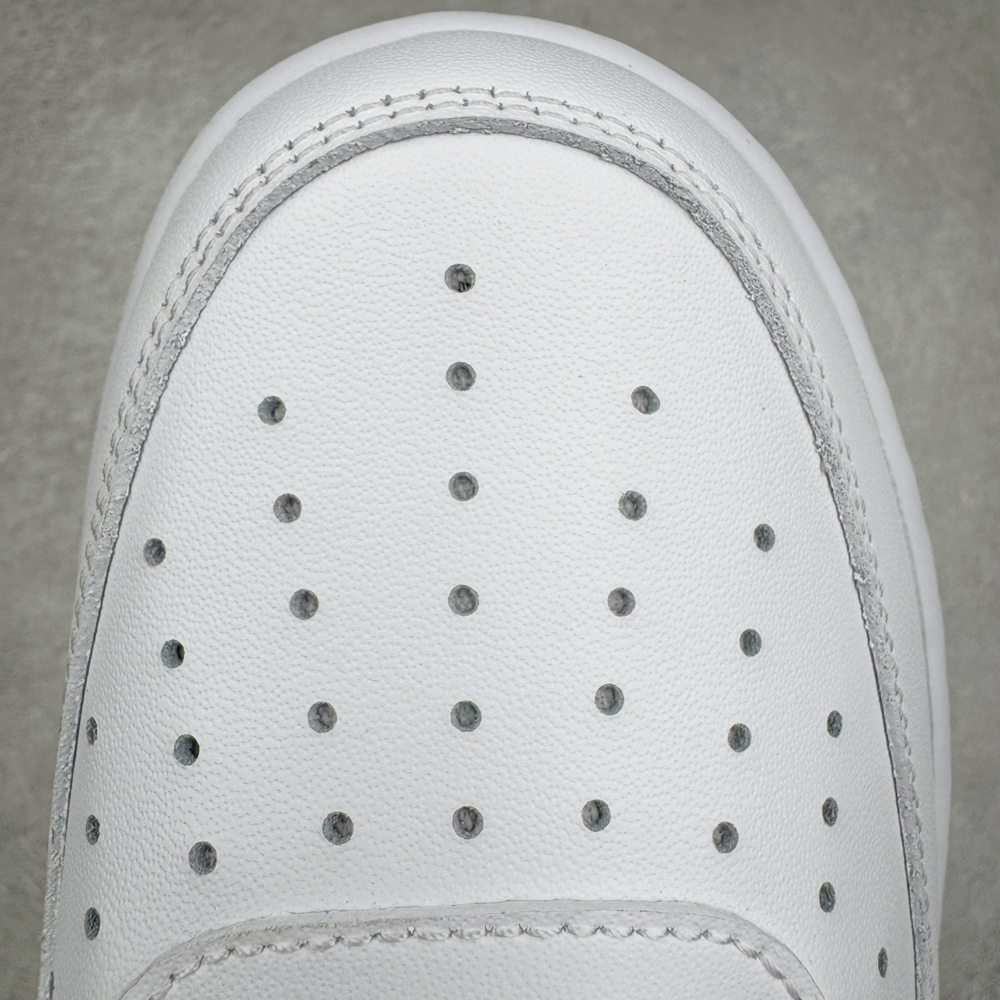 图片[16]-＃Lw性价比批次 NK Air Force 1 Low \’07 空军一号低帮经典板鞋 纯白 CW2288-111 注意报货备注 此实拍为性价比二层皮批次 全鞋零荧光线 随意冲正 同步官方2025专柜在售全新版本细节 更新二分一背胶 全新货号 鞋盒规格 不规则波浪大底咬花 全鞋电脑针车 工整有序 视觉效果满分 原厂拉帮手法 标准四线 密度针距针孔大小控制到位 原装反口里网布海绵 正确卡色网眼大小 新版鞋撑改用纸团代替 原厂港宝加持完美还原灵魂版型 原盒原配从里到外百分百还原 原厂全头层原厂皮料 原标原盒 内置Sole气垫 中底白色背胶 中底划线 已经无限的接近公司 原厂楦头 原厂刺绣 后跟弧度修正 尺码：36 36.5 37.5 38 38.5 39 40 40.5 41 42 42.5 43 44 44.5 45 46-选品中心