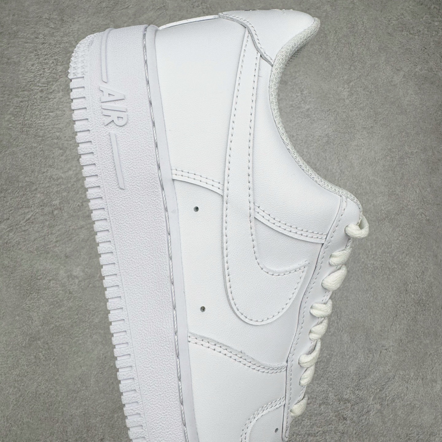 图片[6]-＃Lw性价比批次 NK Air Force 1 Low \’07 空军一号低帮经典板鞋 纯白 CW2288-111 注意报货备注 此实拍为性价比二层皮批次 全鞋零荧光线 随意冲正 同步官方2025专柜在售全新版本细节 更新二分一背胶 全新货号 鞋盒规格 不规则波浪大底咬花 全鞋电脑针车 工整有序 视觉效果满分 原厂拉帮手法 标准四线 密度针距针孔大小控制到位 原装反口里网布海绵 正确卡色网眼大小 新版鞋撑改用纸团代替 原厂港宝加持完美还原灵魂版型 原盒原配从里到外百分百还原 原厂全头层原厂皮料 原标原盒 内置Sole气垫 中底白色背胶 中底划线 已经无限的接近公司 原厂楦头 原厂刺绣 后跟弧度修正 尺码：36 36.5 37.5 38 38.5 39 40 40.5 41 42 42.5 43 44 44.5 45 46-选品中心