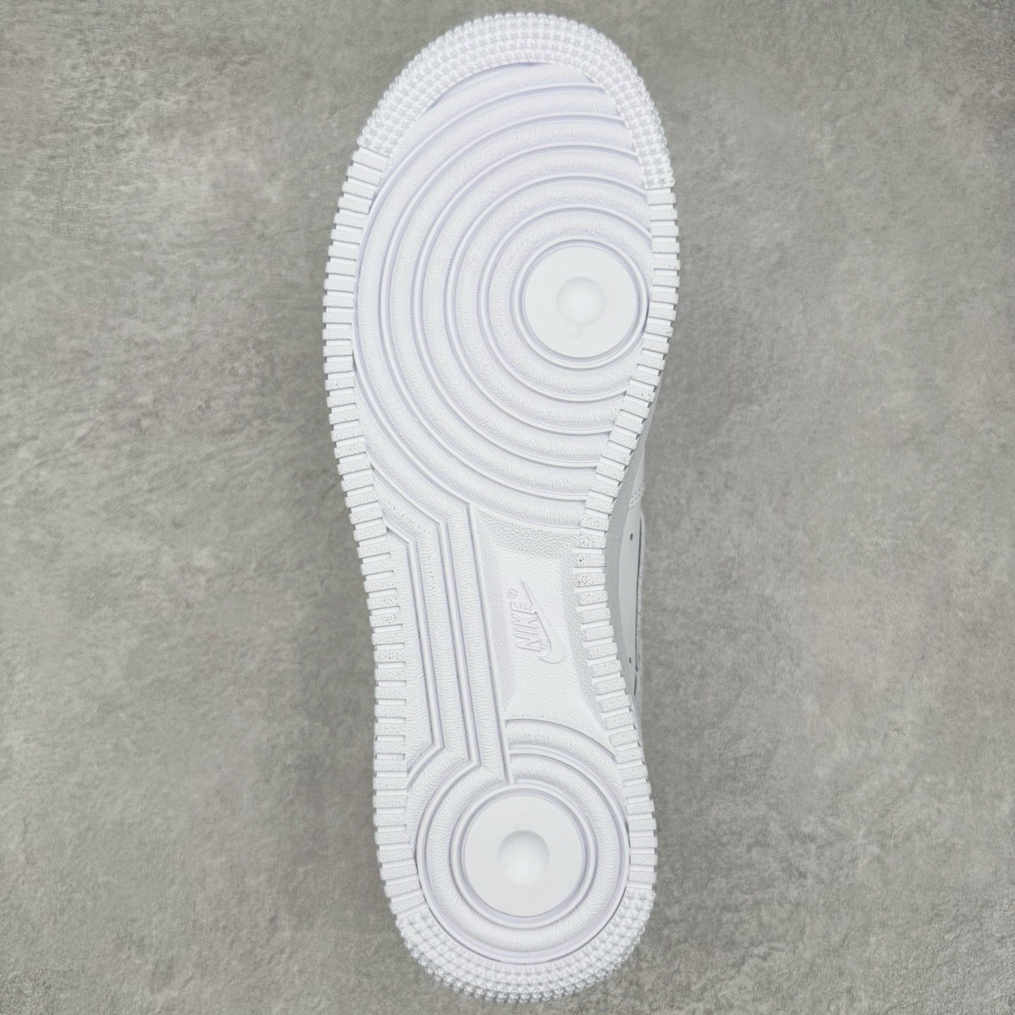 图片[9]-＃Lw性价比批次 NK Air Force 1 Low \’07 空军一号低帮经典板鞋 纯白 CW2288-111 注意报货备注 此实拍为性价比二层皮批次 全鞋零荧光线 随意冲正 同步官方2025专柜在售全新版本细节 更新二分一背胶 全新货号 鞋盒规格 不规则波浪大底咬花 全鞋电脑针车 工整有序 视觉效果满分 原厂拉帮手法 标准四线 密度针距针孔大小控制到位 原装反口里网布海绵 正确卡色网眼大小 新版鞋撑改用纸团代替 原厂港宝加持完美还原灵魂版型 原盒原配从里到外百分百还原 原厂全头层原厂皮料 原标原盒 内置Sole气垫 中底白色背胶 中底划线 已经无限的接近公司 原厂楦头 原厂刺绣 后跟弧度修正 尺码：36 36.5 37.5 38 38.5 39 40 40.5 41 42 42.5 43 44 44.5 45 46-选品中心