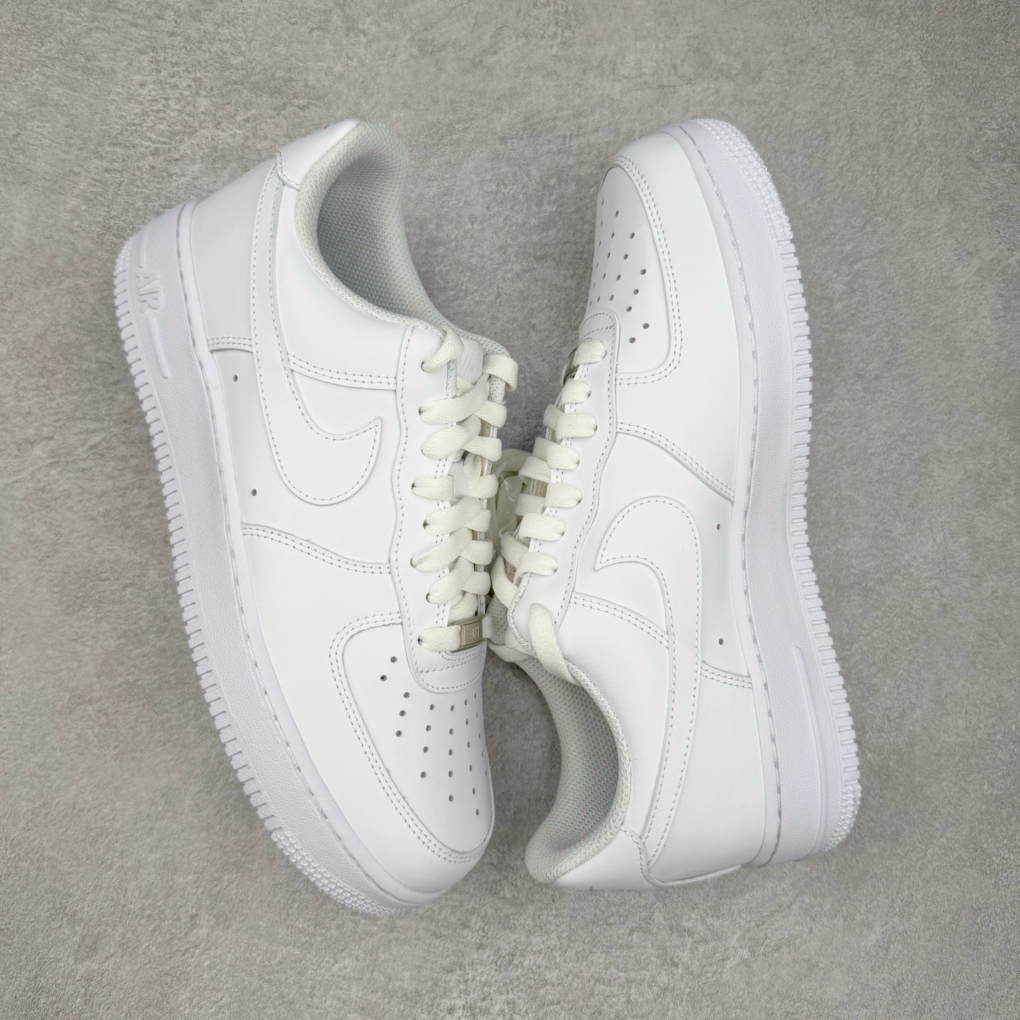 图片[3]-＃Lw性价比批次 NK Air Force 1 Low \’07 空军一号低帮经典板鞋 纯白 CW2288-111 注意报货备注 此实拍为性价比二层皮批次 全鞋零荧光线 随意冲正 同步官方2025专柜在售全新版本细节 更新二分一背胶 全新货号 鞋盒规格 不规则波浪大底咬花 全鞋电脑针车 工整有序 视觉效果满分 原厂拉帮手法 标准四线 密度针距针孔大小控制到位 原装反口里网布海绵 正确卡色网眼大小 新版鞋撑改用纸团代替 原厂港宝加持完美还原灵魂版型 原盒原配从里到外百分百还原 原厂全头层原厂皮料 原标原盒 内置Sole气垫 中底白色背胶 中底划线 已经无限的接近公司 原厂楦头 原厂刺绣 后跟弧度修正 尺码：36 36.5 37.5 38 38.5 39 40 40.5 41 42 42.5 43 44 44.5 45 46-选品中心