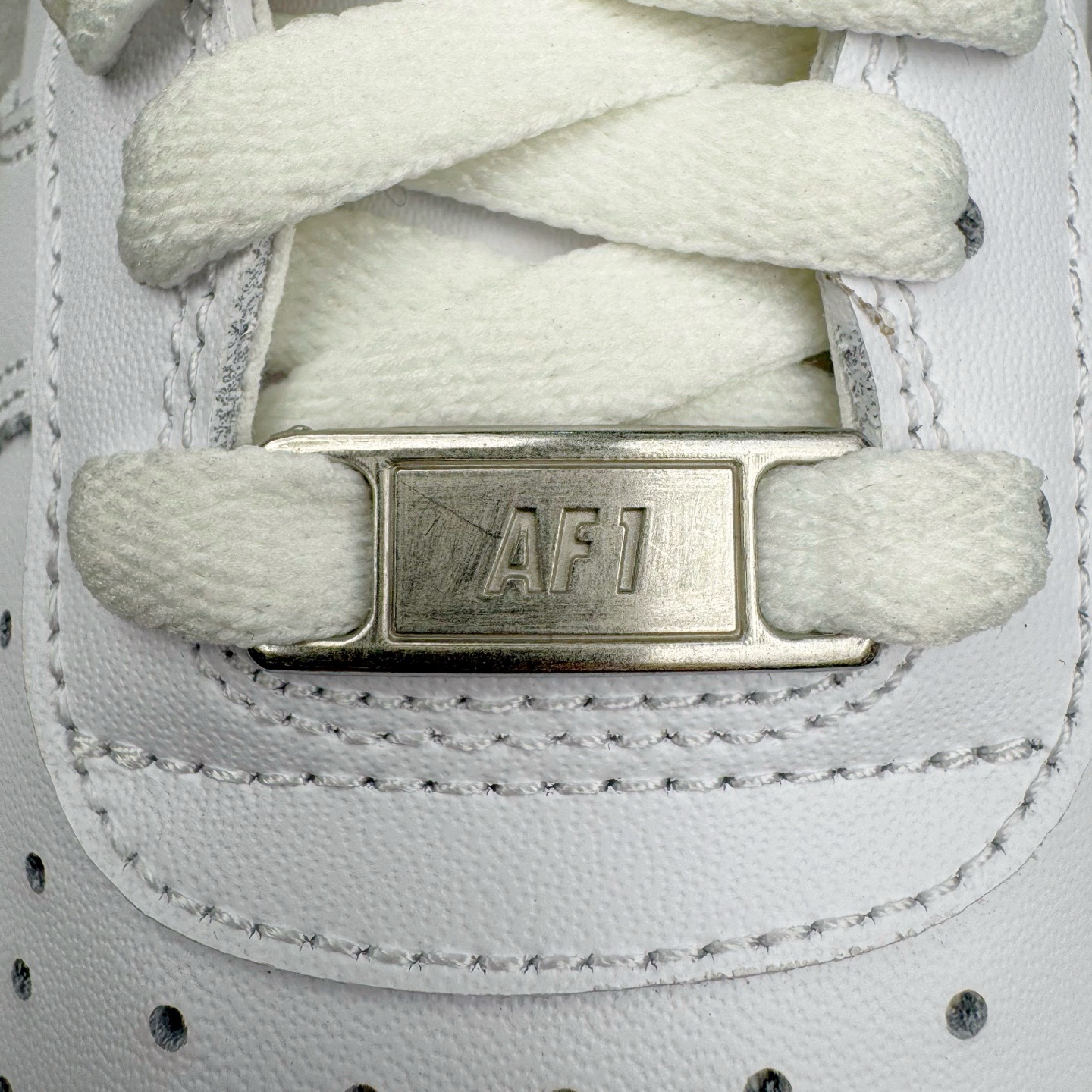 图片[15]-＃Lw性价比批次 NK Air Force 1 Low \’07 空军一号低帮经典板鞋 纯白 CW2288-111 注意报货备注 此实拍为性价比二层皮批次 全鞋零荧光线 随意冲正 同步官方2025专柜在售全新版本细节 更新二分一背胶 全新货号 鞋盒规格 不规则波浪大底咬花 全鞋电脑针车 工整有序 视觉效果满分 原厂拉帮手法 标准四线 密度针距针孔大小控制到位 原装反口里网布海绵 正确卡色网眼大小 新版鞋撑改用纸团代替 原厂港宝加持完美还原灵魂版型 原盒原配从里到外百分百还原 原厂全头层原厂皮料 原标原盒 内置Sole气垫 中底白色背胶 中底划线 已经无限的接近公司 原厂楦头 原厂刺绣 后跟弧度修正 尺码：36 36.5 37.5 38 38.5 39 40 40.5 41 42 42.5 43 44 44.5 45 46-选品中心
