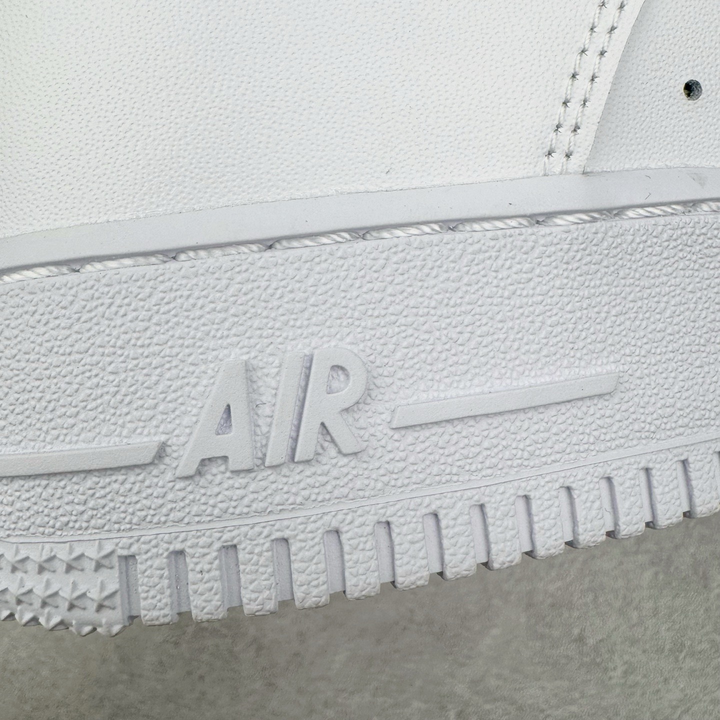 图片[18]-＃Lw性价比批次 NK Air Force 1 Low \’07 空军一号低帮经典板鞋 纯白 CW2288-111 注意报货备注 此实拍为性价比二层皮批次 全鞋零荧光线 随意冲正 同步官方2025专柜在售全新版本细节 更新二分一背胶 全新货号 鞋盒规格 不规则波浪大底咬花 全鞋电脑针车 工整有序 视觉效果满分 原厂拉帮手法 标准四线 密度针距针孔大小控制到位 原装反口里网布海绵 正确卡色网眼大小 新版鞋撑改用纸团代替 原厂港宝加持完美还原灵魂版型 原盒原配从里到外百分百还原 原厂全头层原厂皮料 原标原盒 内置Sole气垫 中底白色背胶 中底划线 已经无限的接近公司 原厂楦头 原厂刺绣 后跟弧度修正 尺码：36 36.5 37.5 38 38.5 39 40 40.5 41 42 42.5 43 44 44.5 45 46-选品中心