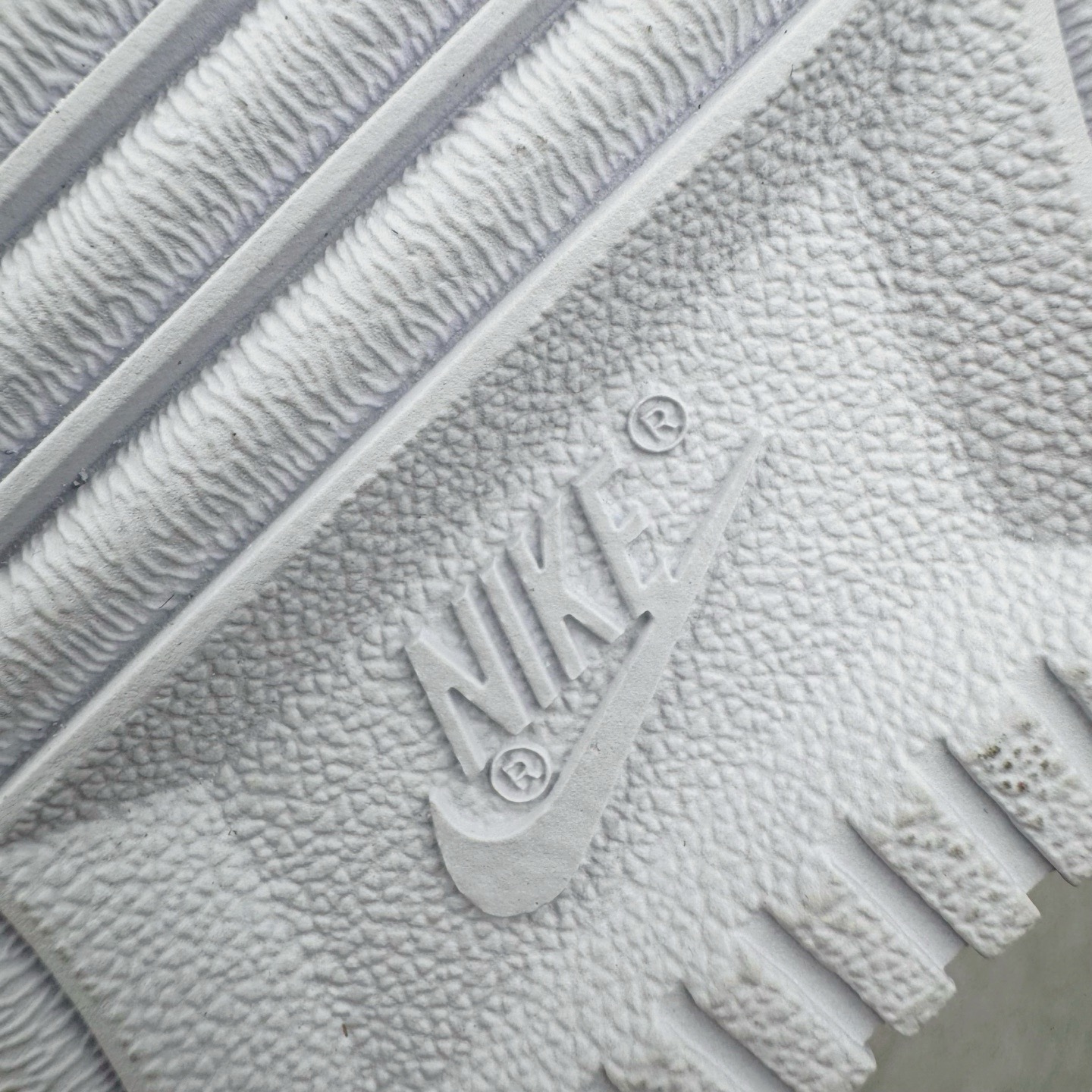 图片[19]-＃Lw性价比批次 NK Air Force 1 Low \’07 空军一号低帮经典板鞋 纯白 CW2288-111 注意报货备注 此实拍为性价比二层皮批次 全鞋零荧光线 随意冲正 同步官方2025专柜在售全新版本细节 更新二分一背胶 全新货号 鞋盒规格 不规则波浪大底咬花 全鞋电脑针车 工整有序 视觉效果满分 原厂拉帮手法 标准四线 密度针距针孔大小控制到位 原装反口里网布海绵 正确卡色网眼大小 新版鞋撑改用纸团代替 原厂港宝加持完美还原灵魂版型 原盒原配从里到外百分百还原 原厂全头层原厂皮料 原标原盒 内置Sole气垫 中底白色背胶 中底划线 已经无限的接近公司 原厂楦头 原厂刺绣 后跟弧度修正 尺码：36 36.5 37.5 38 38.5 39 40 40.5 41 42 42.5 43 44 44.5 45 46-选品中心