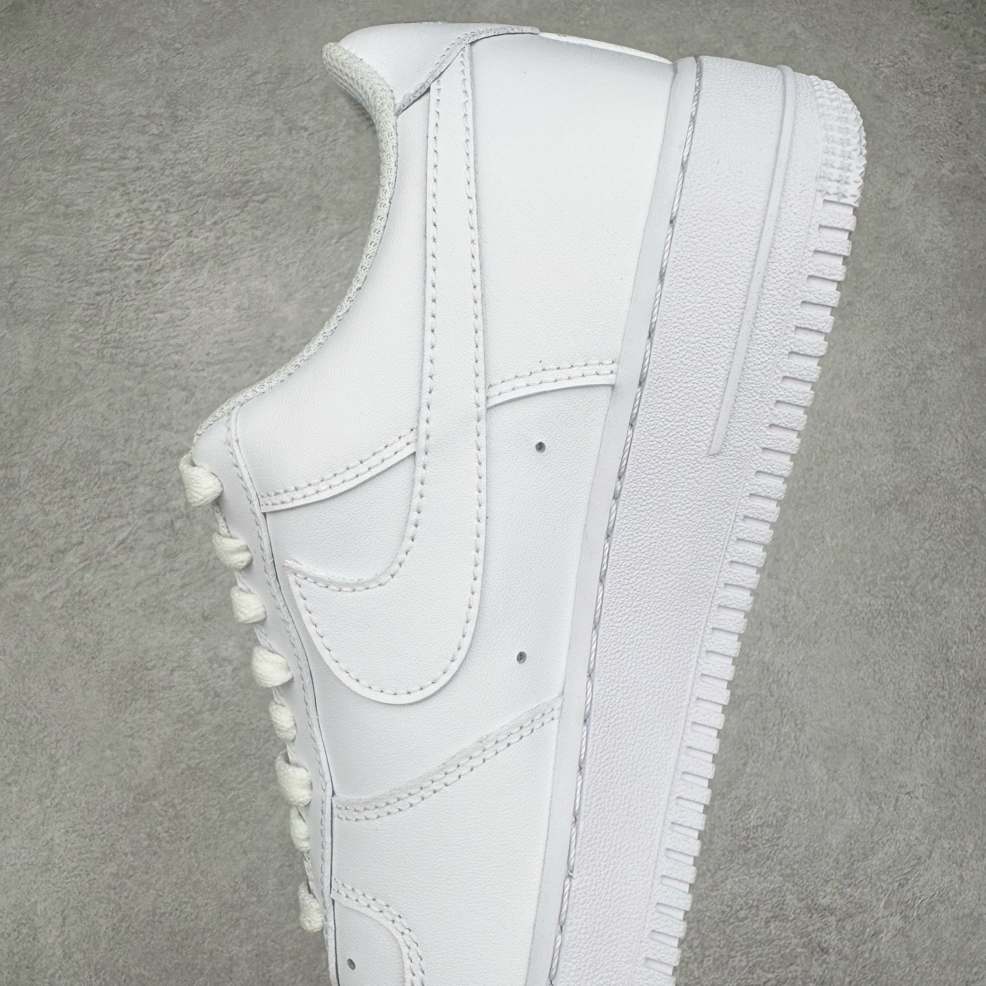 图片[7]-＃Lw性价比批次 NK Air Force 1 Low \’07 空军一号低帮经典板鞋 纯白 CW2288-111 注意报货备注 此实拍为性价比二层皮批次 全鞋零荧光线 随意冲正 同步官方2025专柜在售全新版本细节 更新二分一背胶 全新货号 鞋盒规格 不规则波浪大底咬花 全鞋电脑针车 工整有序 视觉效果满分 原厂拉帮手法 标准四线 密度针距针孔大小控制到位 原装反口里网布海绵 正确卡色网眼大小 新版鞋撑改用纸团代替 原厂港宝加持完美还原灵魂版型 原盒原配从里到外百分百还原 原厂全头层原厂皮料 原标原盒 内置Sole气垫 中底白色背胶 中底划线 已经无限的接近公司 原厂楦头 原厂刺绣 后跟弧度修正 尺码：36 36.5 37.5 38 38.5 39 40 40.5 41 42 42.5 43 44 44.5 45 46-选品中心