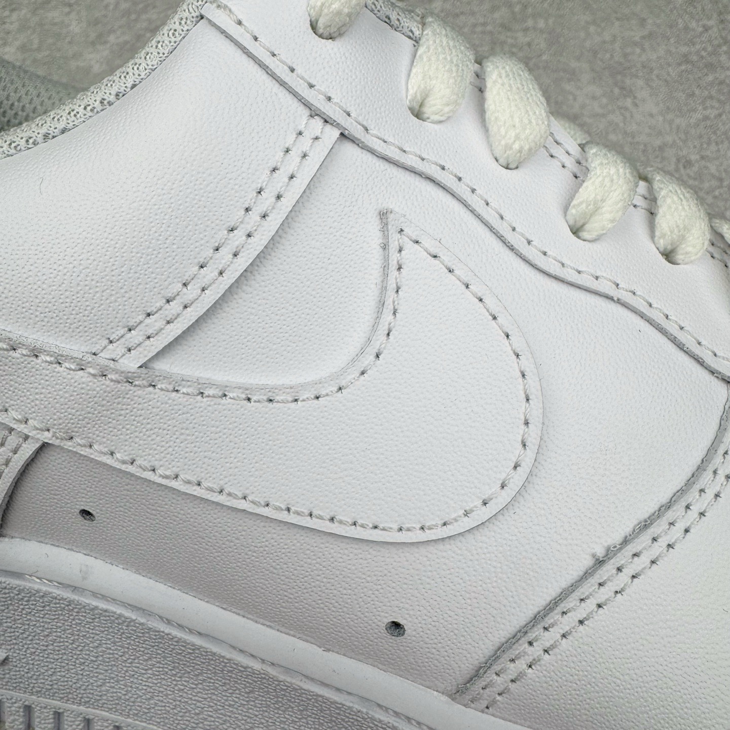 图片[20]-＃Lw性价比批次 NK Air Force 1 Low \’07 空军一号低帮经典板鞋 纯白 CW2288-111 注意报货备注 此实拍为性价比二层皮批次 全鞋零荧光线 随意冲正 同步官方2025专柜在售全新版本细节 更新二分一背胶 全新货号 鞋盒规格 不规则波浪大底咬花 全鞋电脑针车 工整有序 视觉效果满分 原厂拉帮手法 标准四线 密度针距针孔大小控制到位 原装反口里网布海绵 正确卡色网眼大小 新版鞋撑改用纸团代替 原厂港宝加持完美还原灵魂版型 原盒原配从里到外百分百还原 原厂全头层原厂皮料 原标原盒 内置Sole气垫 中底白色背胶 中底划线 已经无限的接近公司 原厂楦头 原厂刺绣 后跟弧度修正 尺码：36 36.5 37.5 38 38.5 39 40 40.5 41 42 42.5 43 44 44.5 45 46-选品中心