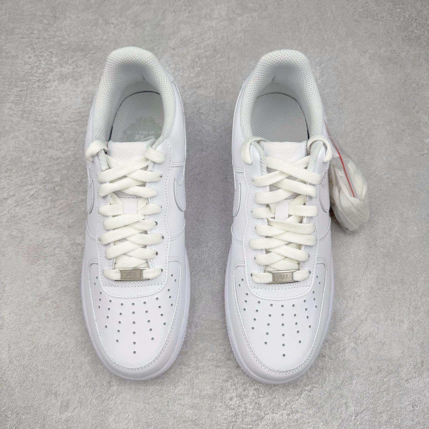 图片[2]-＃Lw性价比批次 NK Air Force 1 Low \’07 空军一号低帮经典板鞋 纯白 CW2288-111 注意报货备注 此实拍为性价比二层皮批次 全鞋零荧光线 随意冲正 同步官方2025专柜在售全新版本细节 更新二分一背胶 全新货号 鞋盒规格 不规则波浪大底咬花 全鞋电脑针车 工整有序 视觉效果满分 原厂拉帮手法 标准四线 密度针距针孔大小控制到位 原装反口里网布海绵 正确卡色网眼大小 新版鞋撑改用纸团代替 原厂港宝加持完美还原灵魂版型 原盒原配从里到外百分百还原 原厂全头层原厂皮料 原标原盒 内置Sole气垫 中底白色背胶 中底划线 已经无限的接近公司 原厂楦头 原厂刺绣 后跟弧度修正 尺码：36 36.5 37.5 38 38.5 39 40 40.5 41 42 42.5 43 44 44.5 45 46-选品中心