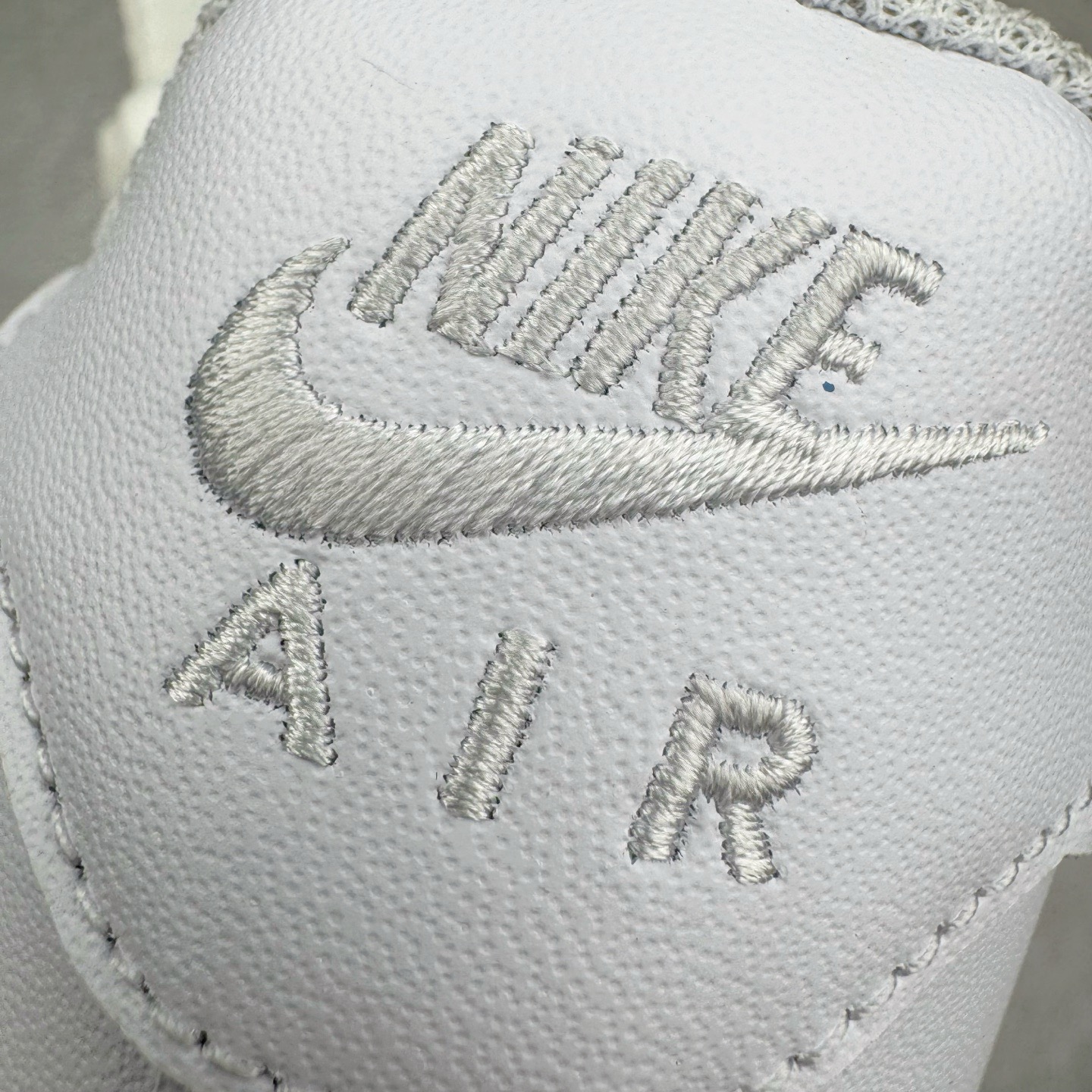 图片[17]-＃Lw性价比批次 NK Air Force 1 Low \’07 空军一号低帮经典板鞋 纯白 CW2288-111 注意报货备注 此实拍为性价比二层皮批次 全鞋零荧光线 随意冲正 同步官方2025专柜在售全新版本细节 更新二分一背胶 全新货号 鞋盒规格 不规则波浪大底咬花 全鞋电脑针车 工整有序 视觉效果满分 原厂拉帮手法 标准四线 密度针距针孔大小控制到位 原装反口里网布海绵 正确卡色网眼大小 新版鞋撑改用纸团代替 原厂港宝加持完美还原灵魂版型 原盒原配从里到外百分百还原 原厂全头层原厂皮料 原标原盒 内置Sole气垫 中底白色背胶 中底划线 已经无限的接近公司 原厂楦头 原厂刺绣 后跟弧度修正 尺码：36 36.5 37.5 38 38.5 39 40 40.5 41 42 42.5 43 44 44.5 45 46-选品中心