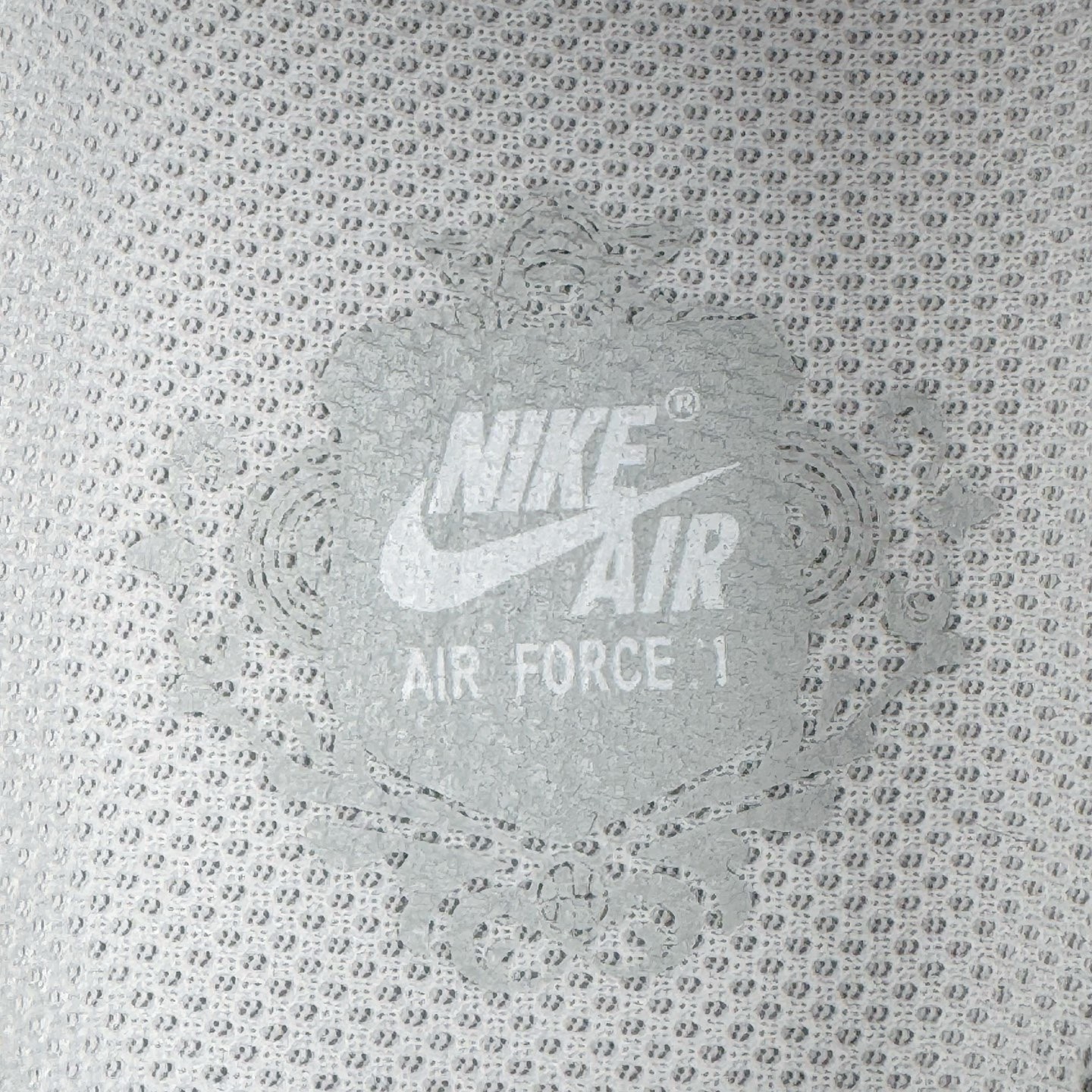 图片[12]-＃Lw性价比批次 NK Air Force 1 Low \’07 空军一号低帮经典板鞋 纯白 CW2288-111 注意报货备注 此实拍为性价比二层皮批次 全鞋零荧光线 随意冲正 同步官方2025专柜在售全新版本细节 更新二分一背胶 全新货号 鞋盒规格 不规则波浪大底咬花 全鞋电脑针车 工整有序 视觉效果满分 原厂拉帮手法 标准四线 密度针距针孔大小控制到位 原装反口里网布海绵 正确卡色网眼大小 新版鞋撑改用纸团代替 原厂港宝加持完美还原灵魂版型 原盒原配从里到外百分百还原 原厂全头层原厂皮料 原标原盒 内置Sole气垫 中底白色背胶 中底划线 已经无限的接近公司 原厂楦头 原厂刺绣 后跟弧度修正 尺码：36 36.5 37.5 38 38.5 39 40 40.5 41 42 42.5 43 44 44.5 45 46-选品中心