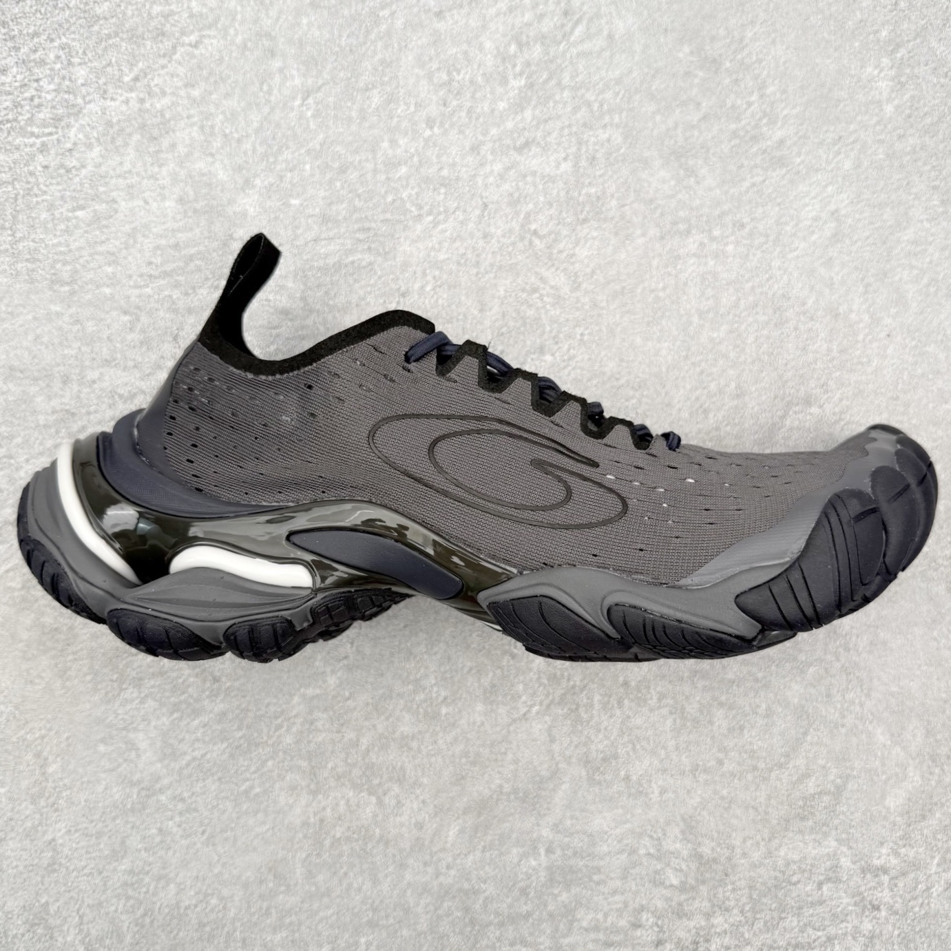 ＃VG零售版 Balenciaga Anatomic Runner 巴黎世家五趾结构设计套穿低帮生活休闲鞋 简约大方的造型设计，给人以随性休闲的时尚格调，穿着舒适轻便，运动灵活自如，满足日常个性穿搭。Balenciaga是由被誉为代表二十世纪的伟大天才设计师 CristobalBalenciaga 创立的，在品牌创立的大半个世纪以来，巴黎世家一直以时尚、典雅闻名于时装界，它的主题产品有女士和男士提包、机车包、鞋子和时装，在15年王大仁卸任品牌设计师后，品牌的风格发生了翻天覆地的变化，凭借着人气超高的街头风T恤、老爹鞋等迅速霸屏各大时装周和时尚圈。尺码：35 36 37 38 39 40 41 42 43 44 45 46-选品中心