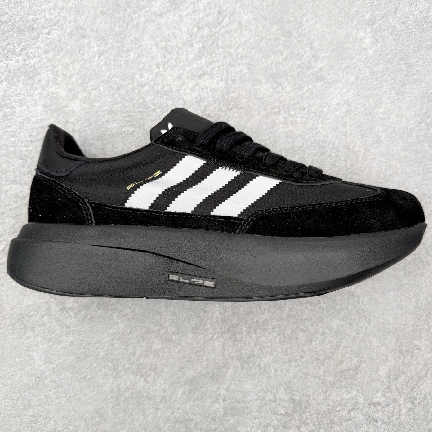 AD Adizero EVO SL 72 马拉松竞速专业跑鞋 CELERMESH针织网面非常轻薄 纤维间的缝隙很大 可以保证跑步时的透气、排汗效果 鞋舌直接与两侧的内衬和鞋底连接在一起 在跑步过程中不会被鞋舌的左右移动所困扰 在标准鞋带孔的基础上再拓宽一组鞋带孔 适合不同脚型的需求 突破性 EnergyRods 技术，有助于跑者实现更好的成绩 中底独特的LIGHTSTRIKE PRO泡棉材质 微弹感觉在跑步过程中给予了良好的支撑体验 对于顶级精英和高水平进阶跑者来说 ADIOS PRO是一双值得信赖的竞速比赛用鞋 尺码：36 36.5 37.5 38 38.5 39 40 40.5 41 42 42.5 43 44 44.5 45-选品中心