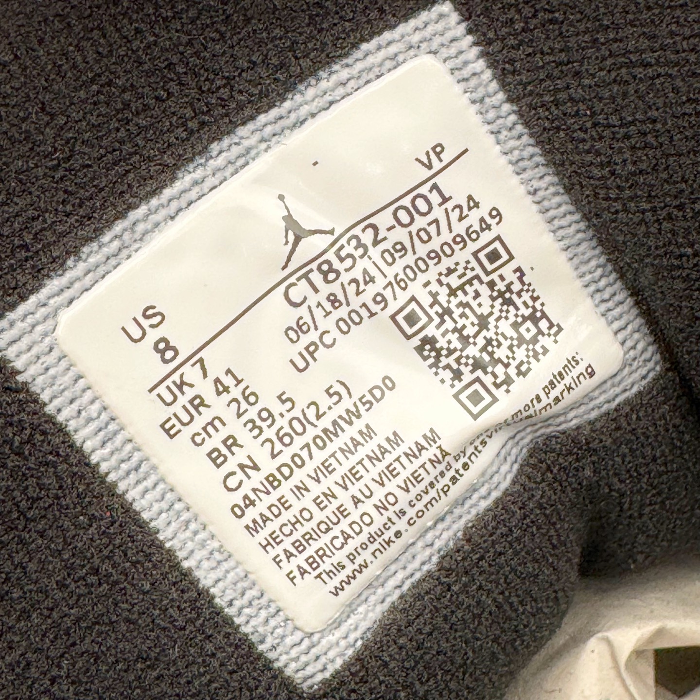 图片[12]-＃Lw纯原 Air Jordan AJ3 Retro 复刻黑猫 CT8532-001 圈内最强三代系列 匠心打造 开发时长超过半年 目前可过各类鉴定或无法鉴定 裸鞋随便操作 全套原纸板楦头开发 原厂大底磨具加持立体防滑纹理 原装可视Air Sole气垫 原汁原味最完美的三代版型 唯一正确鞋头趴度弧度高度鞋身腰线 原厂TPU彩虹扎染后跟饰片 正确内里反口里网布 皮料菱角分明不变形无多余毛边 广东原厂zp同批次手工大底描漆拉丝 市场唯一原厂鞋扣模具 原厂织唛标 原厂飞人电绣工艺 尾指中部跳三针 独家绑鞋带手法 印刷中底布 四线拉帮 米色美纹纸贴合固定 进口港宝加持 后跟自然饱满 全鞋荧光划线卡点 追求极致完美 每一双都是工艺品 多重QC质检 超越公司货的品控标准 实实在在的免检产品 尺码：36 36.5 37.5 38 38.5 39 40 40.5 41 42 42.5 43 44 44.5 45 45.5 46 47.5 48.5-选品中心
