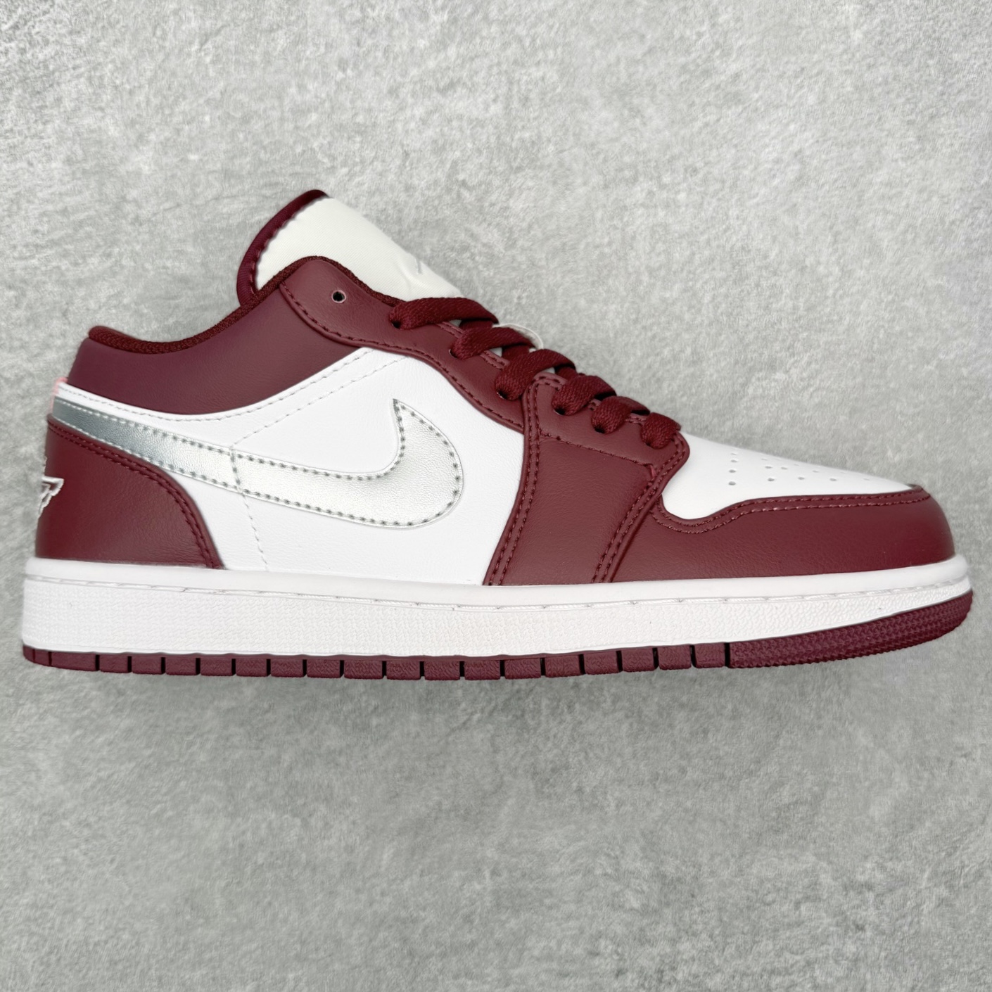 图片[4]-＃MG版 Air Jordan AJ1 Low 低帮系列 超性价比单品 平台直播间特供 百分百全新货品 零氧化发霉 给足利润空间操作 超乎所想的高性价比 原装楦头纸板开发 完美鞋型 超高清洁度 鞋型不臃肿别扭 原厂内置全掌气垫 A模大底 鞋舌AJ原厂专用牛津布 AJ专用反口珍珠布 原厂无杂质高弹内里海棉 特殊封边弹力鞋带 原鞋开模 拒绝公底 购置公司同步原材料 都有细节原汁原味 忠于原版 尺码：36 36.5 37.5 38 38.5 39 40 40.5 41 42 42.5 43 44 44.5 45 46-选品中心