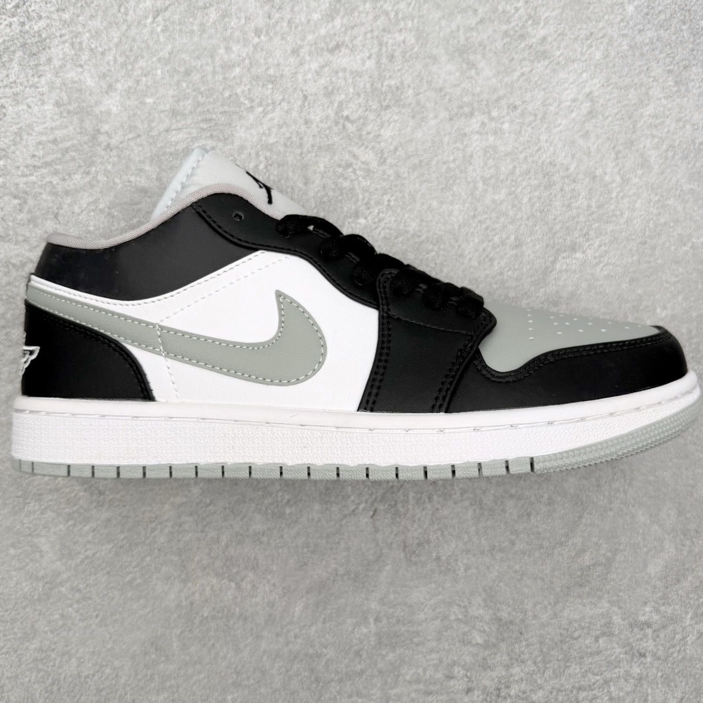 图片[2]-＃MG版 Air Jordan AJ1 Low 低帮系列 超性价比单品 平台直播间特供 百分百全新货品 零氧化发霉 给足利润空间操作 超乎所想的高性价比 原装楦头纸板开发 完美鞋型 超高清洁度 鞋型不臃肿别扭 原厂内置全掌气垫 A模大底 鞋舌AJ原厂专用牛津布 AJ专用反口珍珠布 原厂无杂质高弹内里海棉 特殊封边弹力鞋带 原鞋开模 拒绝公底 购置公司同步原材料 都有细节原汁原味 忠于原版 尺码：36 36.5 37.5 38 38.5 39 40 40.5 41 42 42.5 43 44 44.5 45 46-选品中心