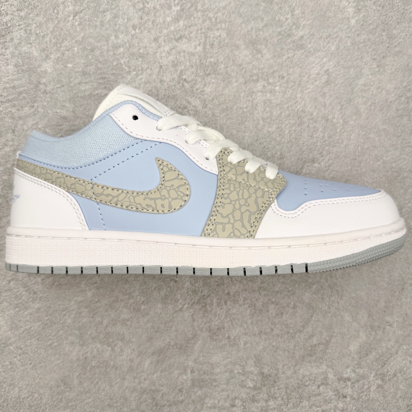 图片[7]-＃MG版 Air Jordan AJ1 Low 低帮系列 超性价比单品 平台直播间特供 百分百全新货品 零氧化发霉 给足利润空间操作 超乎所想的高性价比 原装楦头纸板开发 完美鞋型 超高清洁度 鞋型不臃肿别扭 原厂内置全掌气垫 A模大底 鞋舌AJ原厂专用牛津布 AJ专用反口珍珠布 原厂无杂质高弹内里海棉 特殊封边弹力鞋带 原鞋开模 拒绝公底 购置公司同步原材料 都有细节原汁原味 忠于原版 尺码：36 36.5 37.5 38 38.5 39 40 40.5 41 42 42.5 43 44 44.5 45 46-选品中心