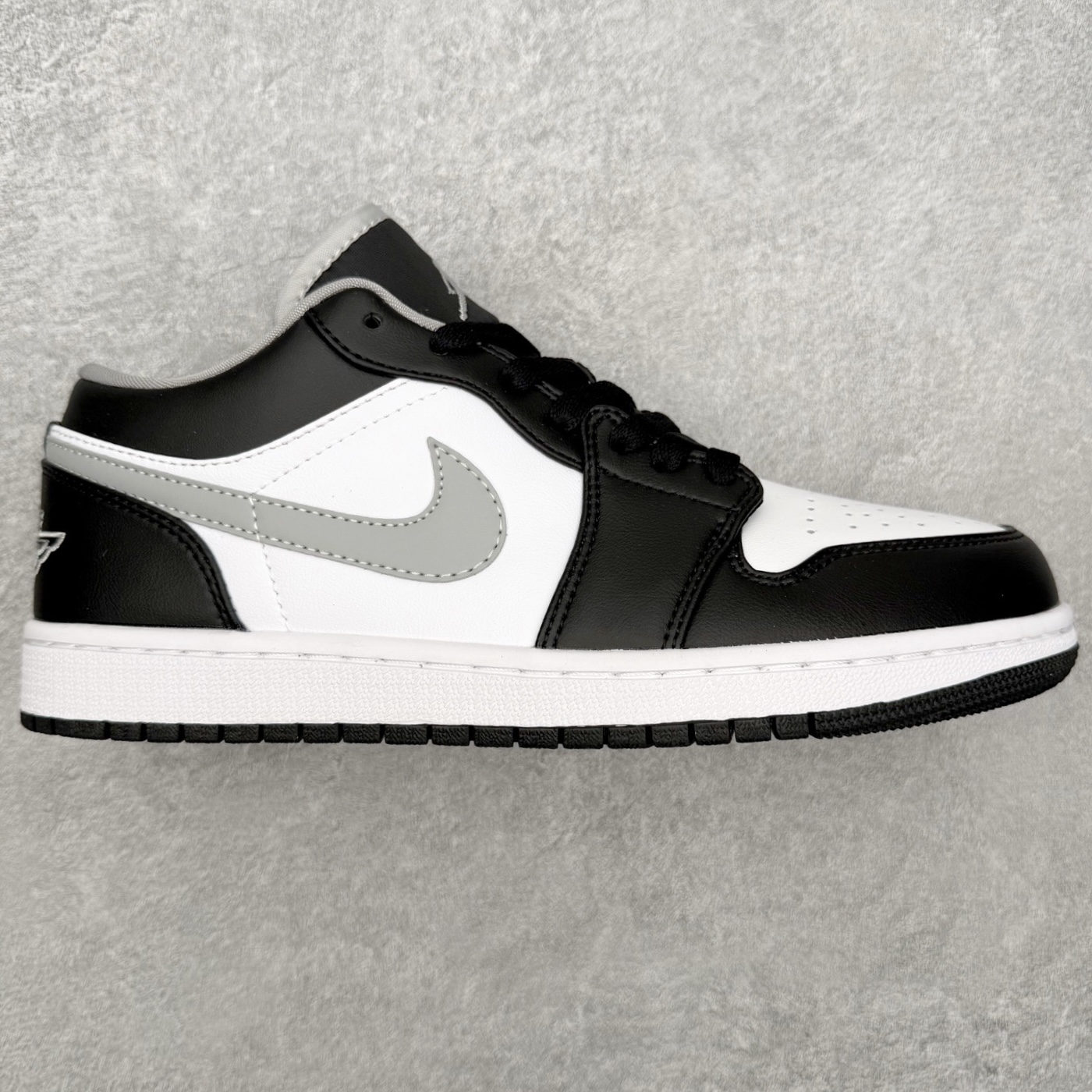 图片[5]-＃MG版 Air Jordan AJ1 Low 低帮系列 超性价比单品 平台直播间特供 百分百全新货品 零氧化发霉 给足利润空间操作 超乎所想的高性价比 原装楦头纸板开发 完美鞋型 超高清洁度 鞋型不臃肿别扭 原厂内置全掌气垫 A模大底 鞋舌AJ原厂专用牛津布 AJ专用反口珍珠布 原厂无杂质高弹内里海棉 特殊封边弹力鞋带 原鞋开模 拒绝公底 购置公司同步原材料 都有细节原汁原味 忠于原版 尺码：36 36.5 37.5 38 38.5 39 40 40.5 41 42 42.5 43 44 44.5 45 46-选品中心