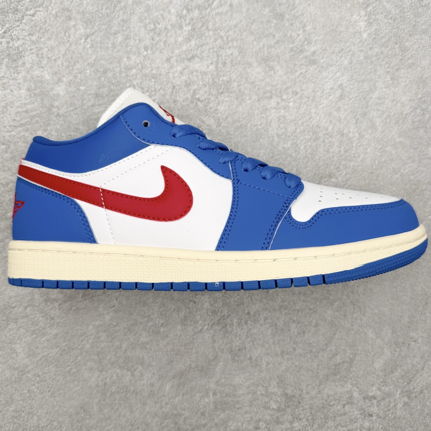 图片[5]-＃MG版 Air Jordan AJ1 Low 低帮系列 超性价比单品 平台直播间特供 百分百全新货品 零氧化发霉 给足利润空间操作 超乎所想的高性价比 原装楦头纸板开发 完美鞋型 超高清洁度 鞋型不臃肿别扭 原厂内置全掌气垫 A模大底 鞋舌AJ原厂专用牛津布 AJ专用反口珍珠布 原厂无杂质高弹内里海棉 特殊封边弹力鞋带 原鞋开模 拒绝公底 购置公司同步原材料 都有细节原汁原味 忠于原版 尺码：36 36.5 37.5 38 38.5 39 40 40.5 41 42 42.5 43 44 44.5 45 46-选品中心
