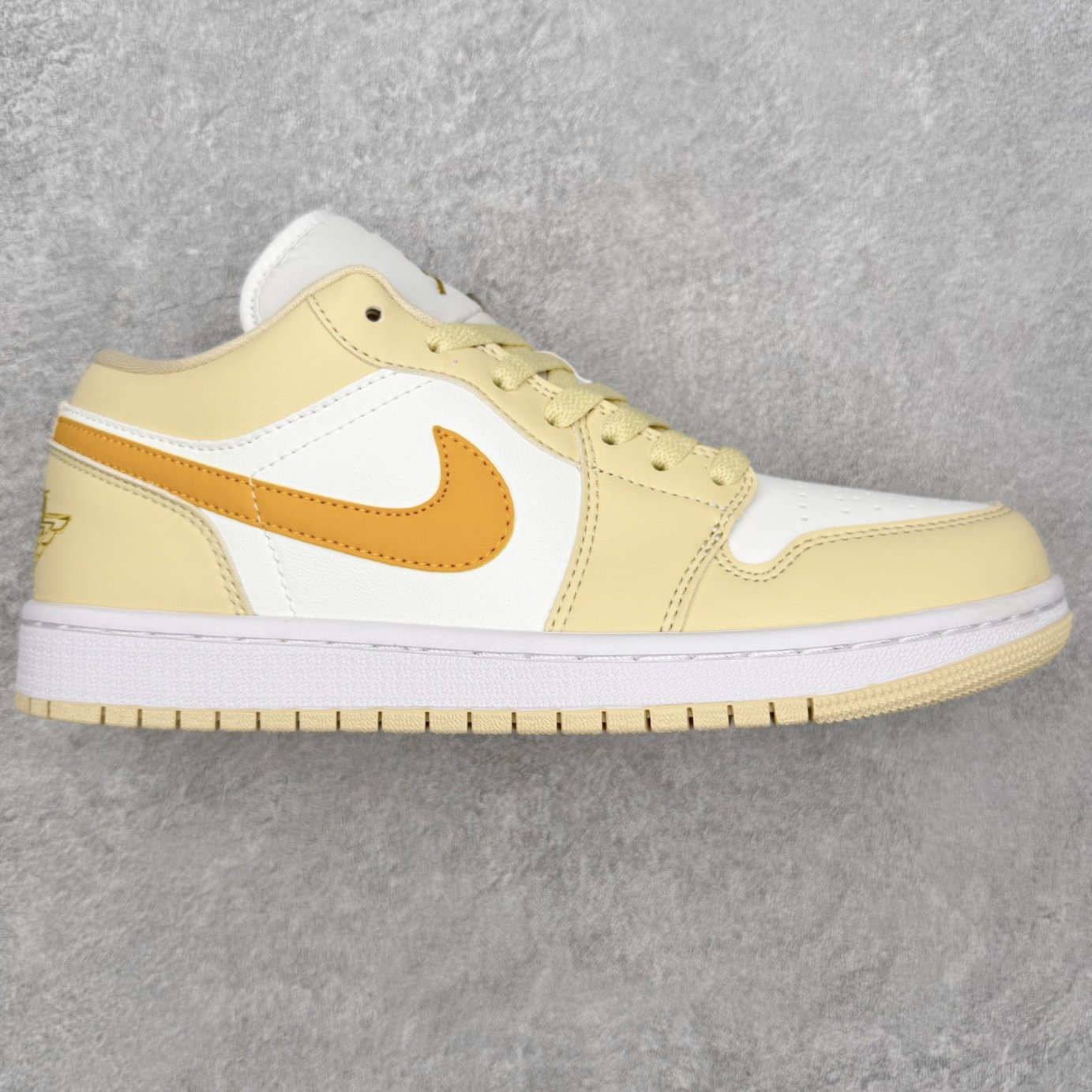 图片[2]-＃MG版 Air Jordan AJ1 Low 低帮系列 超性价比单品 平台直播间特供 百分百全新货品 零氧化发霉 给足利润空间操作 超乎所想的高性价比 原装楦头纸板开发 完美鞋型 超高清洁度 鞋型不臃肿别扭 原厂内置全掌气垫 A模大底 鞋舌AJ原厂专用牛津布 AJ专用反口珍珠布 原厂无杂质高弹内里海棉 特殊封边弹力鞋带 原鞋开模 拒绝公底 购置公司同步原材料 都有细节原汁原味 忠于原版 尺码：36 36.5 37.5 38 38.5 39 40 40.5 41 42 42.5 43 44 44.5 45 46-选品中心