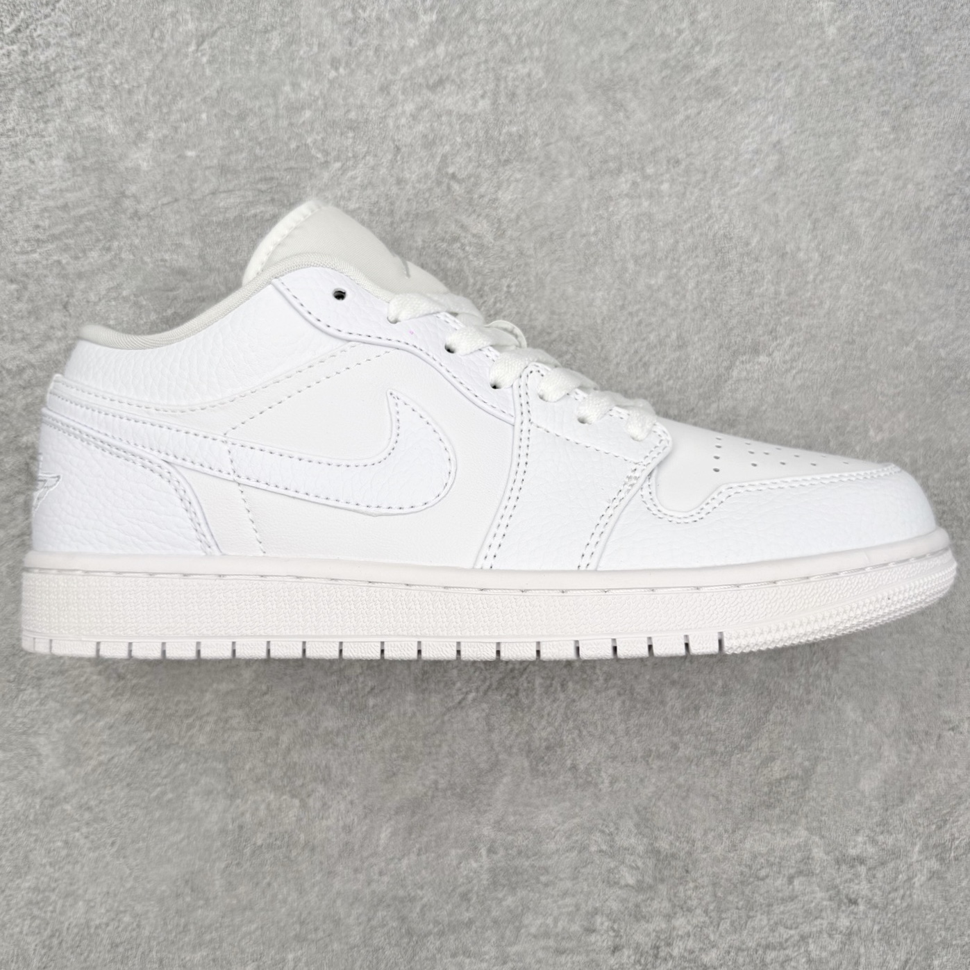 图片[9]-＃MG版 Air Jordan AJ1 Low 低帮系列 超性价比单品 平台直播间特供 百分百全新货品 零氧化发霉 给足利润空间操作 超乎所想的高性价比 原装楦头纸板开发 完美鞋型 超高清洁度 鞋型不臃肿别扭 原厂内置全掌气垫 A模大底 鞋舌AJ原厂专用牛津布 AJ专用反口珍珠布 原厂无杂质高弹内里海棉 特殊封边弹力鞋带 原鞋开模 拒绝公底 购置公司同步原材料 都有细节原汁原味 忠于原版 尺码：36 36.5 37.5 38 38.5 39 40 40.5 41 42 42.5 43 44 44.5 45 46-选品中心
