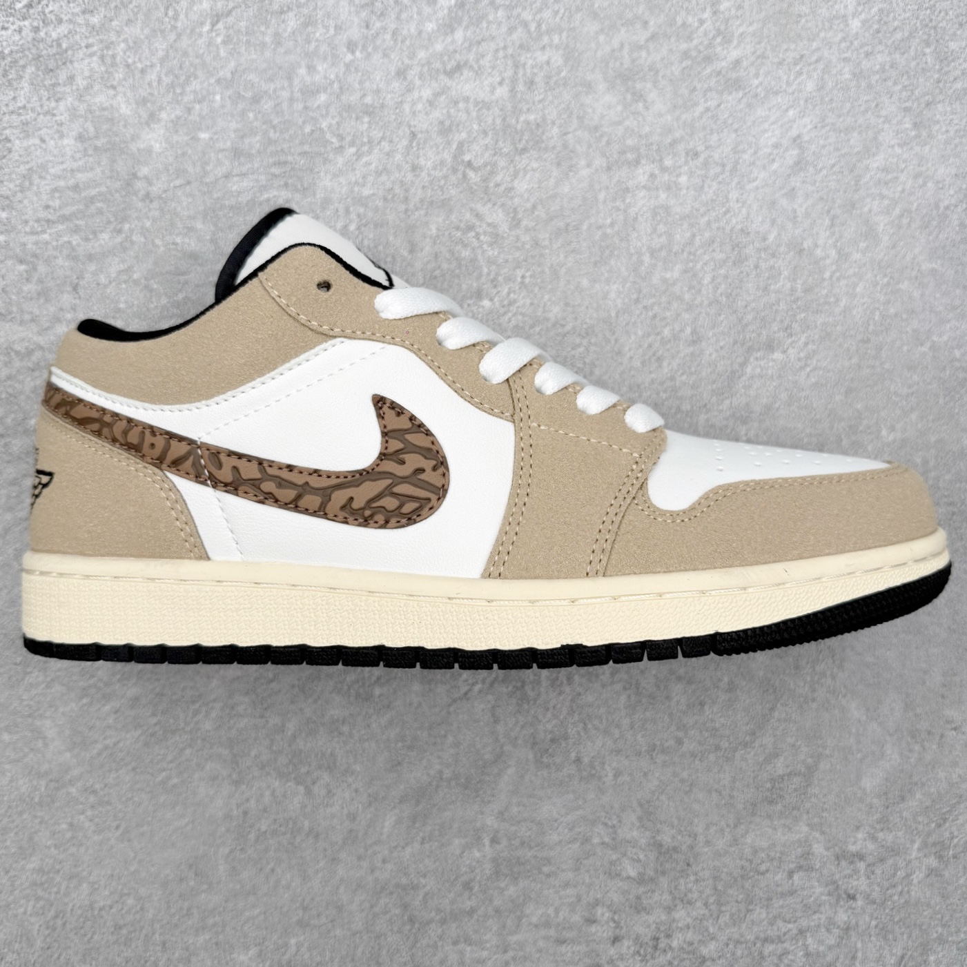 图片[8]-＃MG版 Air Jordan AJ1 Low 低帮系列 超性价比单品 平台直播间特供 百分百全新货品 零氧化发霉 给足利润空间操作 超乎所想的高性价比 原装楦头纸板开发 完美鞋型 超高清洁度 鞋型不臃肿别扭 原厂内置全掌气垫 A模大底 鞋舌AJ原厂专用牛津布 AJ专用反口珍珠布 原厂无杂质高弹内里海棉 特殊封边弹力鞋带 原鞋开模 拒绝公底 购置公司同步原材料 都有细节原汁原味 忠于原版 尺码：36 36.5 37.5 38 38.5 39 40 40.5 41 42 42.5 43 44 44.5 45 46-选品中心