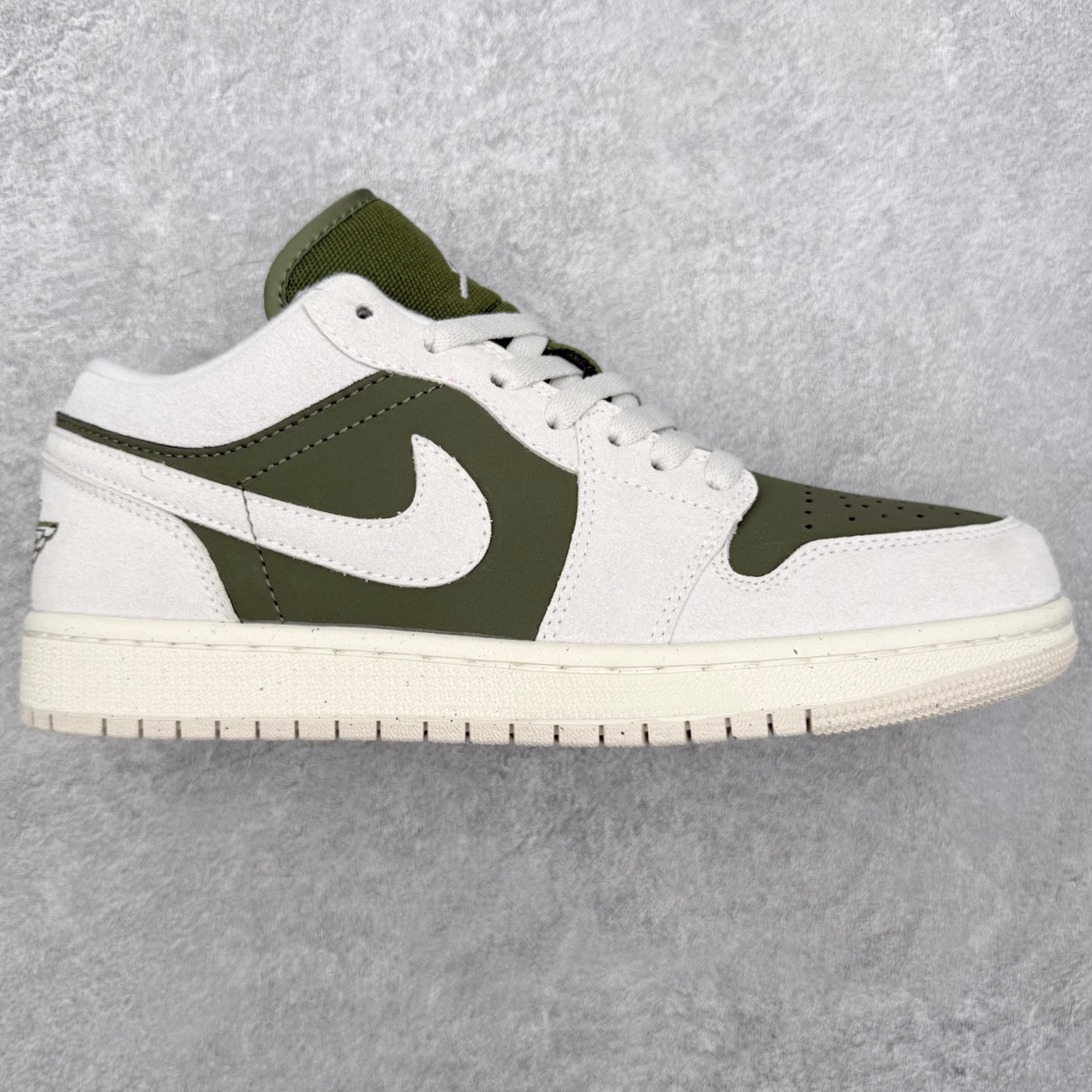 图片[7]-＃MG版 Air Jordan AJ1 Low 低帮系列 超性价比单品 平台直播间特供 百分百全新货品 零氧化发霉 给足利润空间操作 超乎所想的高性价比 原装楦头纸板开发 完美鞋型 超高清洁度 鞋型不臃肿别扭 原厂内置全掌气垫 A模大底 鞋舌AJ原厂专用牛津布 AJ专用反口珍珠布 原厂无杂质高弹内里海棉 特殊封边弹力鞋带 原鞋开模 拒绝公底 购置公司同步原材料 都有细节原汁原味 忠于原版 尺码：36 36.5 37.5 38 38.5 39 40 40.5 41 42 42.5 43 44 44.5 45 46-选品中心