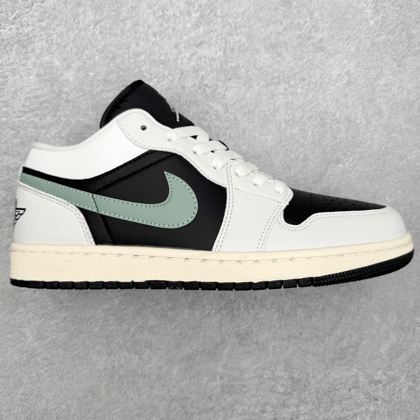 图片[2]-＃MG版 Air Jordan AJ1 Low 低帮系列 超性价比单品 平台直播间特供 百分百全新货品 零氧化发霉 给足利润空间操作 超乎所想的高性价比 原装楦头纸板开发 完美鞋型 超高清洁度 鞋型不臃肿别扭 原厂内置全掌气垫 A模大底 鞋舌AJ原厂专用牛津布 AJ专用反口珍珠布 原厂无杂质高弹内里海棉 特殊封边弹力鞋带 原鞋开模 拒绝公底 购置公司同步原材料 都有细节原汁原味 忠于原版 尺码：36 36.5 37.5 38 38.5 39 40 40.5 41 42 42.5 43 44 44.5 45 46-选品中心
