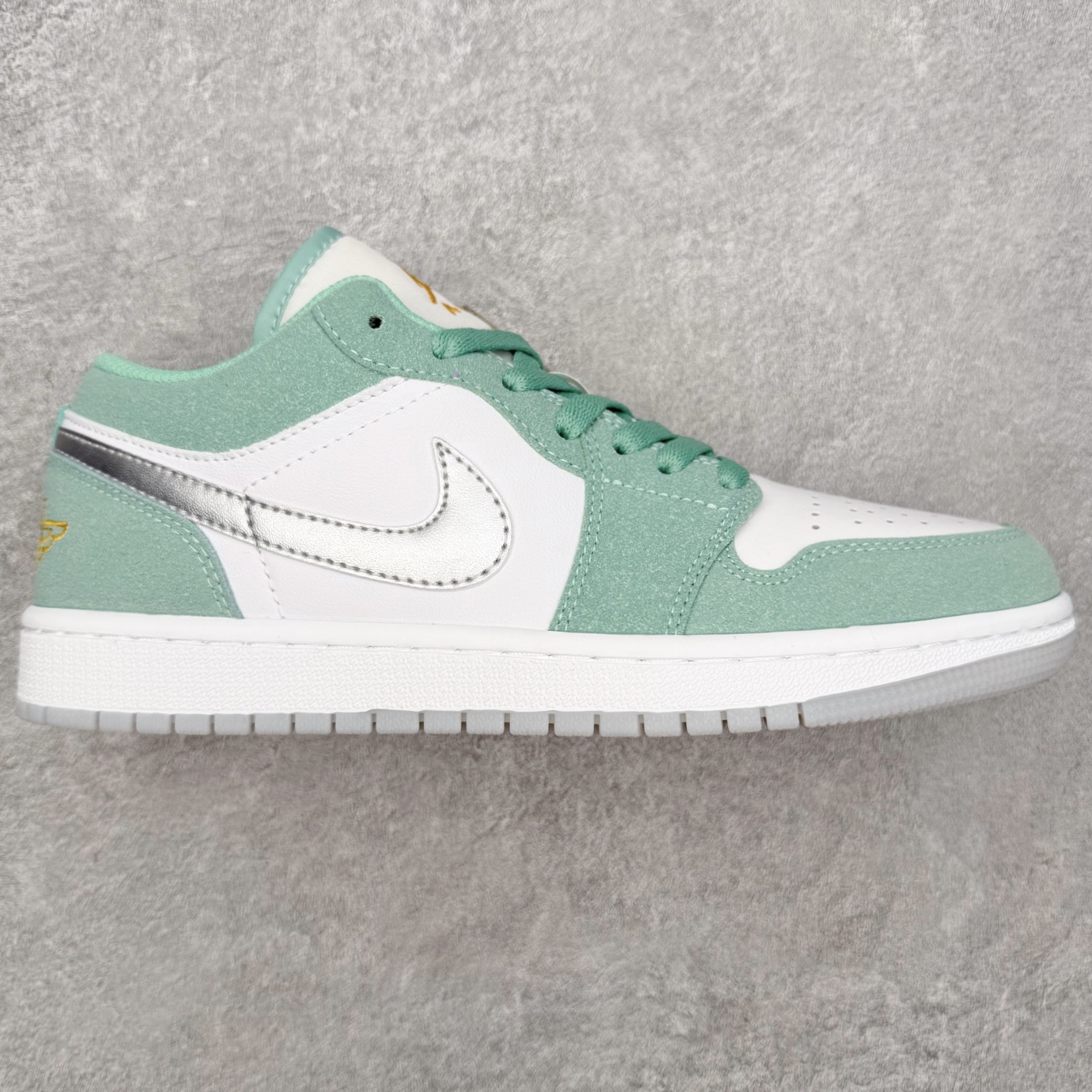 ＃MG版 Air Jordan AJ1 Low 低帮系列 超性价比单品 平台直播间特供 百分百全新货品 零氧化发霉 给足利润空间操作 超乎所想的高性价比 原装楦头纸板开发 完美鞋型 超高清洁度 鞋型不臃肿别扭 原厂内置全掌气垫 A模大底 鞋舌AJ原厂专用牛津布 AJ专用反口珍珠布 原厂无杂质高弹内里海棉 特殊封边弹力鞋带 原鞋开模 拒绝公底 购置公司同步原材料 都有细节原汁原味 忠于原版 尺码：36 36.5 37.5 38 38.5 39 40 40.5 41 42 42.5 43 44 44.5 45 46-选品中心