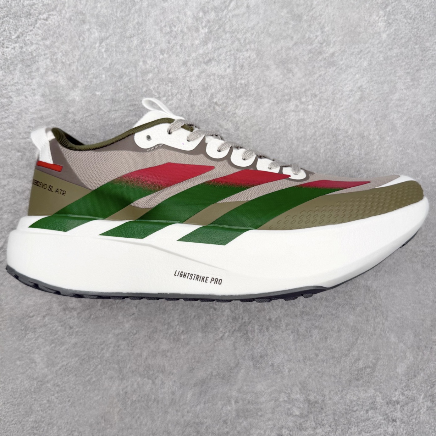 AD Adizero EVO SL ATR M 马拉松竞速专业跑鞋 CELERMESH针织网面非常轻薄 纤维间的缝隙很大 可以保证跑步时的透气、排汗效果 鞋舌直接与两侧的内衬和鞋底连接在一起 在跑步过程中不会被鞋舌的左右移动所困扰 在标准鞋带孔的基础上再拓宽一组鞋带孔 适合不同脚型的需求 突破性 EnergyRods 技术，有助于跑者实现更好的成绩 中底独特的LIGHTSTRIKE PRO泡棉材质 微弹感觉在跑步过程中给予了良好的支撑体验 对于顶级精英和高水平进阶跑者来说 ADIOS PRO是一双值得信赖的竞速比赛用鞋 尺码：36 36.5 37.5 38 38.5 39 40 40.5 41 42 42.5 43 44 44.5 45-选品中心