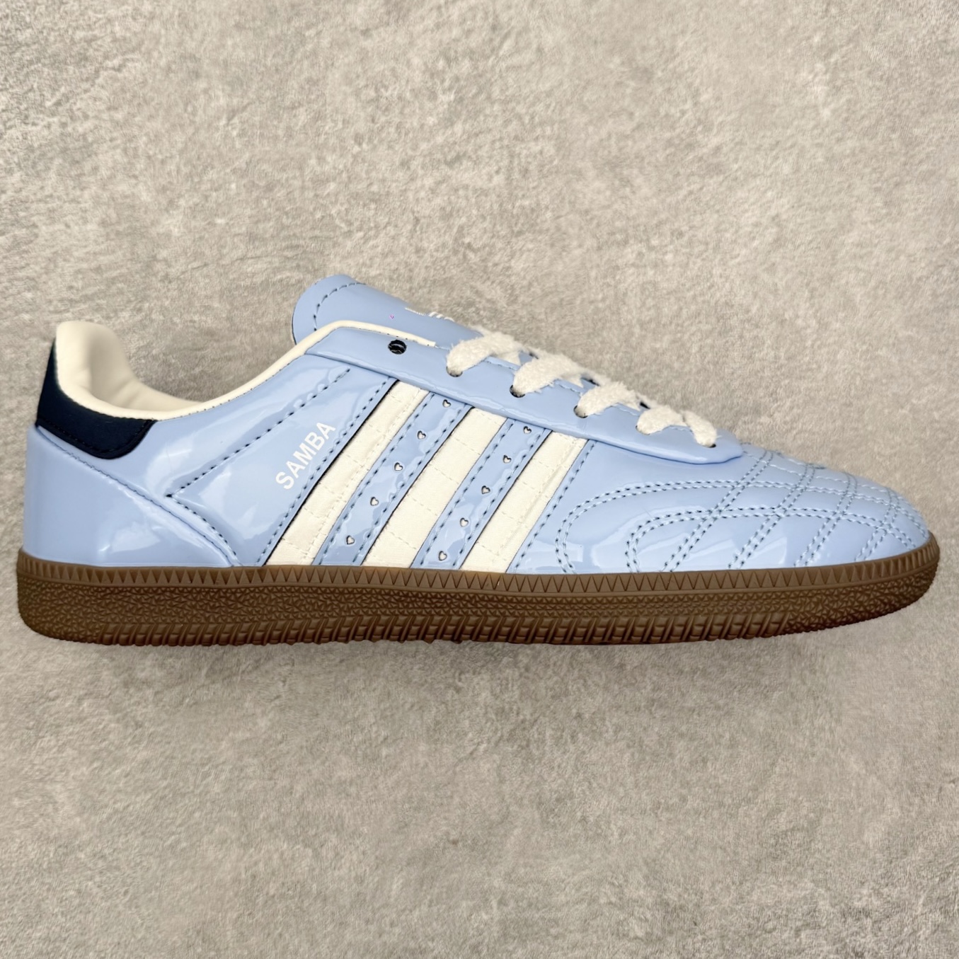 AD Original Samba OG 复古经典轻便板鞋 KJ7302 口碑大厂出品 品控大底版型不断改良更新 全套原纸板楦头开发 确保原汁原味 完美呈现桑巴版型 一比一鞋头弧度高度鞋身弧度 此版本只针对中端市场 皮料材质有所更替 其他数据细节工艺流程均保持一致 绝不口嗨 细节品控鞋型随意对比 正确烫金高频细节 原装纳米超迁皮料 独家私模橡胶大底 原盒原配 这款桑巴鞋展示了高质量的工艺 带有装饰的超锁缝制和无缝的手感 柔软、柔软的皮革造型和标志性的3条纹完成了精致的外观 正规合身鞋带 鞋面上有绒面鞋垫 橡胶鞋底 享受正畸套筒软感 自50年代首次亮相以来就一直在赢得粉丝的青睐 尺码：35.5 36 36.5 37.5 38 38.5 39 40 40.5 41 42 42.5 43 44 44.5 45-选品中心