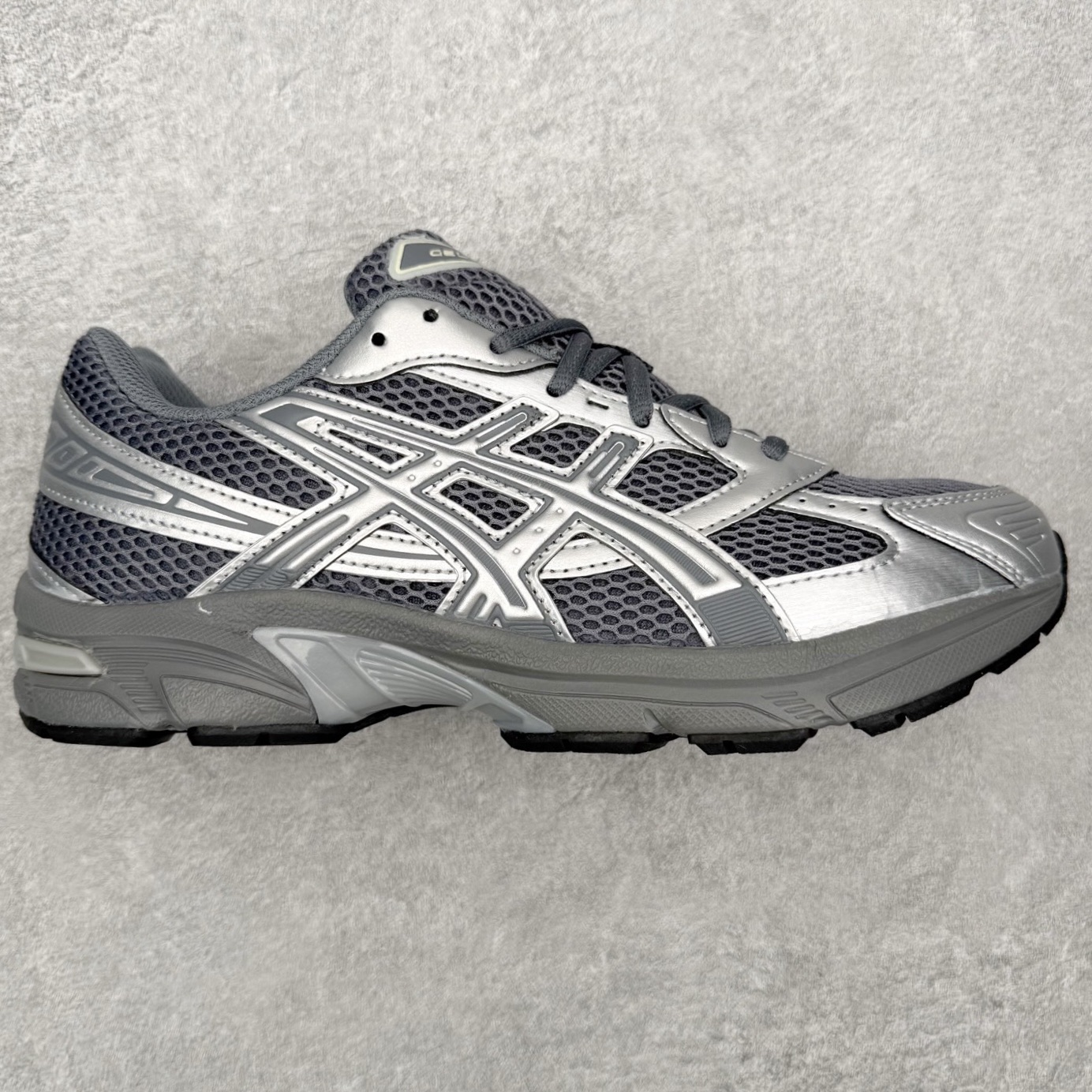 Asics Gel-1130 亚瑟士系列低帮复古休闲运动慢跑鞋 整双鞋在鞋面部分选用网眼布与皮革相互连接，在鞋面银色金属质感的线条中，ASICS 品牌标志性的虎爪 Logo 出现在鞋身侧面，既展现出复古美感，又加深了整双鞋的层次感。搭载着 Ortholite 鞋垫，之后再辅以 GEL 缓震胶中底和耐磨大底，在提升上脚舒适性的同时，在缓震脚感以及耐磨抓地力方面也能满足日常运动需求。尺码：36 37 37.5 38 39.5 40 40.5 41.5 42 42.5 43.5 44 45-选品中心