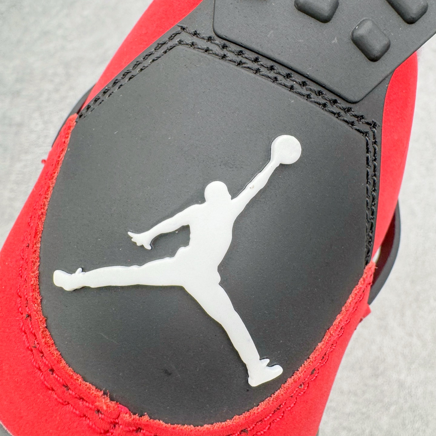 图片[14]-＃GX Air Jordan AJ4 Retro 愤怒的公牛 红色 FQ8138-600 全新批次 重点区分市面 唯一正确细节 后跟饰片中心位置有合模线 超弹硅胶材质 内层不织布补强 补强为硅胶提供更强耐久性 避免断裂 圈内最强四代 独家外贸特供尺码含 45.5 49.5 50.5 耗时半年巨作 全套原纸板楦头开发 原厂特供皮料加持 确保原汁原味 完美呈现四代版型 一比一鞋头弧度高度鞋身弧度 数据细节工艺流程均保持原鞋一致 原厂TPU网格鞋带扣 正确内里网布 菱角分明不变形无多余毛边 柔软性质感一致于原鞋 市场唯一原厂鞋扣模具 背面可见隐藏注塑口 原厂织唛标 原厂飞人电绣工艺 尾指中部跳三针 独家绑鞋带手法 印刷中底布 四线拉帮 米色美纹纸贴合固定 进口港宝加持 后跟自然饱满 全鞋荧光划线卡点 追求极致完美 每一双都是工艺品 多重QC质检 超越公司货的品控标准 实实在在的免检产品 尺码：40 40.5 41 42 42.5 43 44 44.5 45 45.5 46 47.5 48.5 49.5 50.5-选品中心