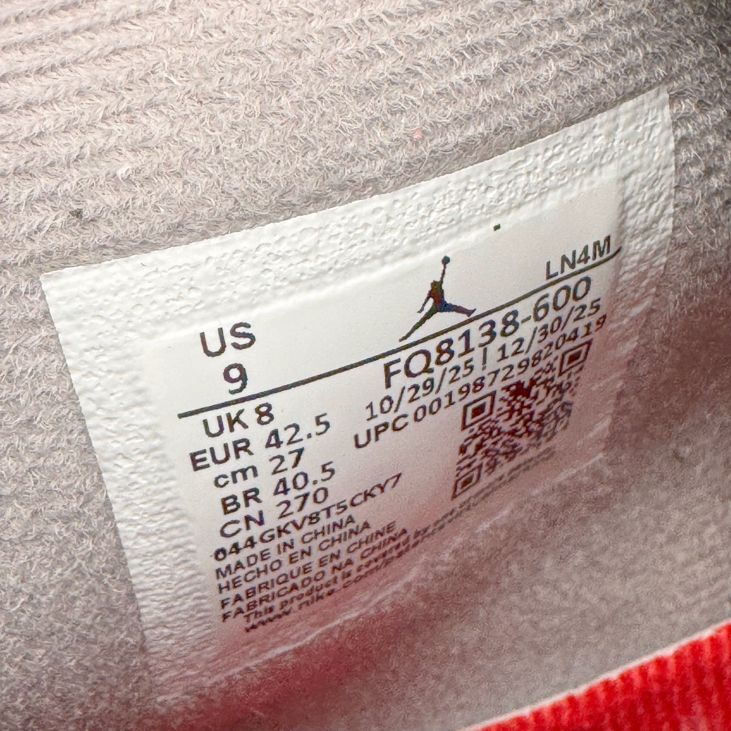 图片[11]-＃GX Air Jordan AJ4 Retro 愤怒的公牛 红色 FQ8138-600 全新批次 重点区分市面 唯一正确细节 后跟饰片中心位置有合模线 超弹硅胶材质 内层不织布补强 补强为硅胶提供更强耐久性 避免断裂 圈内最强四代 独家外贸特供尺码含 45.5 49.5 50.5 耗时半年巨作 全套原纸板楦头开发 原厂特供皮料加持 确保原汁原味 完美呈现四代版型 一比一鞋头弧度高度鞋身弧度 数据细节工艺流程均保持原鞋一致 原厂TPU网格鞋带扣 正确内里网布 菱角分明不变形无多余毛边 柔软性质感一致于原鞋 市场唯一原厂鞋扣模具 背面可见隐藏注塑口 原厂织唛标 原厂飞人电绣工艺 尾指中部跳三针 独家绑鞋带手法 印刷中底布 四线拉帮 米色美纹纸贴合固定 进口港宝加持 后跟自然饱满 全鞋荧光划线卡点 追求极致完美 每一双都是工艺品 多重QC质检 超越公司货的品控标准 实实在在的免检产品 尺码：40 40.5 41 42 42.5 43 44 44.5 45 45.5 46 47.5 48.5 49.5 50.5-选品中心