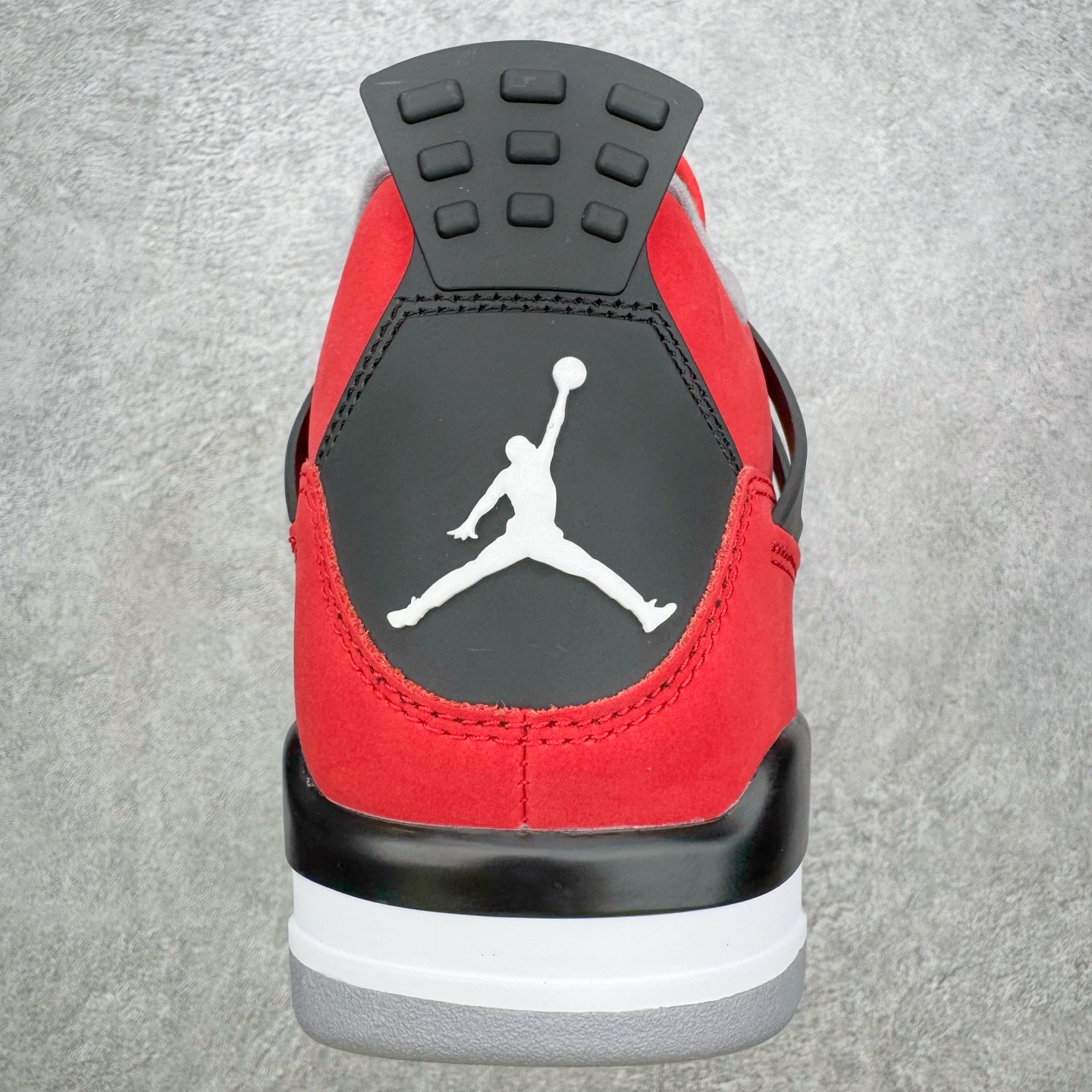 图片[8]-＃GX Air Jordan AJ4 Retro 愤怒的公牛 红色 FQ8138-600 全新批次 重点区分市面 唯一正确细节 后跟饰片中心位置有合模线 超弹硅胶材质 内层不织布补强 补强为硅胶提供更强耐久性 避免断裂 圈内最强四代 独家外贸特供尺码含 45.5 49.5 50.5 耗时半年巨作 全套原纸板楦头开发 原厂特供皮料加持 确保原汁原味 完美呈现四代版型 一比一鞋头弧度高度鞋身弧度 数据细节工艺流程均保持原鞋一致 原厂TPU网格鞋带扣 正确内里网布 菱角分明不变形无多余毛边 柔软性质感一致于原鞋 市场唯一原厂鞋扣模具 背面可见隐藏注塑口 原厂织唛标 原厂飞人电绣工艺 尾指中部跳三针 独家绑鞋带手法 印刷中底布 四线拉帮 米色美纹纸贴合固定 进口港宝加持 后跟自然饱满 全鞋荧光划线卡点 追求极致完美 每一双都是工艺品 多重QC质检 超越公司货的品控标准 实实在在的免检产品 尺码：40 40.5 41 42 42.5 43 44 44.5 45 45.5 46 47.5 48.5 49.5 50.5-选品中心