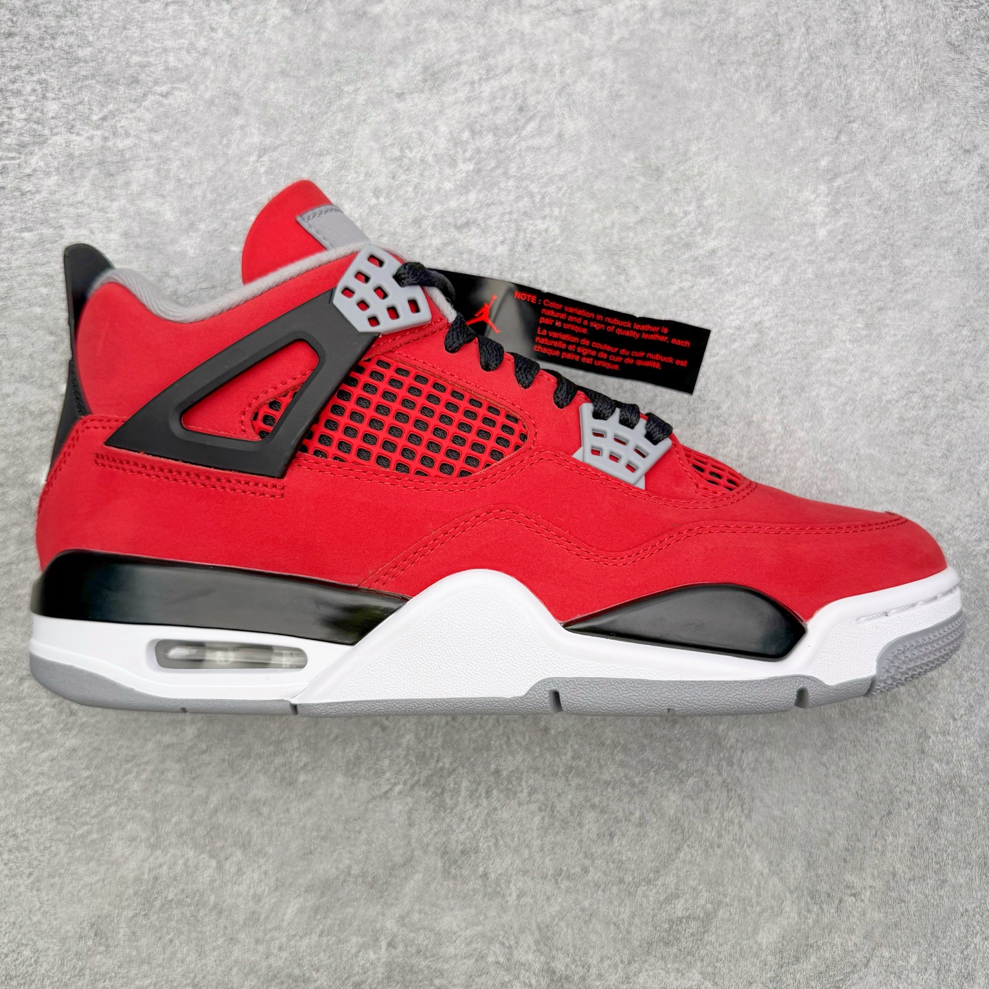 ＃GX Air Jordan AJ4 Retro 愤怒的公牛 红色 FQ8138-600 全新批次 重点区分市面 唯一正确细节 后跟饰片中心位置有合模线 超弹硅胶材质 内层不织布补强 补强为硅胶提供更强耐久性 避免断裂 圈内最强四代 独家外贸特供尺码含 45.5 49.5 50.5 耗时半年巨作 全套原纸板楦头开发 原厂特供皮料加持 确保原汁原味 完美呈现四代版型 一比一鞋头弧度高度鞋身弧度 数据细节工艺流程均保持原鞋一致 原厂TPU网格鞋带扣 正确内里网布 菱角分明不变形无多余毛边 柔软性质感一致于原鞋 市场唯一原厂鞋扣模具 背面可见隐藏注塑口 原厂织唛标 原厂飞人电绣工艺 尾指中部跳三针 独家绑鞋带手法 印刷中底布 四线拉帮 米色美纹纸贴合固定 进口港宝加持 后跟自然饱满 全鞋荧光划线卡点 追求极致完美 每一双都是工艺品 多重QC质检 超越公司货的品控标准 实实在在的免检产品 尺码：40 40.5 41 42 42.5 43 44 44.5 45 45.5 46 47.5 48.5 49.5 50.5-选品中心