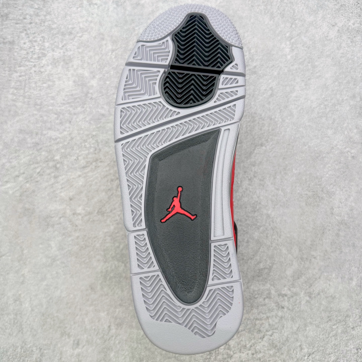 图片[9]-＃GX Air Jordan AJ4 Retro 愤怒的公牛 红色 FQ8138-600 全新批次 重点区分市面 唯一正确细节 后跟饰片中心位置有合模线 超弹硅胶材质 内层不织布补强 补强为硅胶提供更强耐久性 避免断裂 圈内最强四代 独家外贸特供尺码含 45.5 49.5 50.5 耗时半年巨作 全套原纸板楦头开发 原厂特供皮料加持 确保原汁原味 完美呈现四代版型 一比一鞋头弧度高度鞋身弧度 数据细节工艺流程均保持原鞋一致 原厂TPU网格鞋带扣 正确内里网布 菱角分明不变形无多余毛边 柔软性质感一致于原鞋 市场唯一原厂鞋扣模具 背面可见隐藏注塑口 原厂织唛标 原厂飞人电绣工艺 尾指中部跳三针 独家绑鞋带手法 印刷中底布 四线拉帮 米色美纹纸贴合固定 进口港宝加持 后跟自然饱满 全鞋荧光划线卡点 追求极致完美 每一双都是工艺品 多重QC质检 超越公司货的品控标准 实实在在的免检产品 尺码：40 40.5 41 42 42.5 43 44 44.5 45 45.5 46 47.5 48.5 49.5 50.5-选品中心