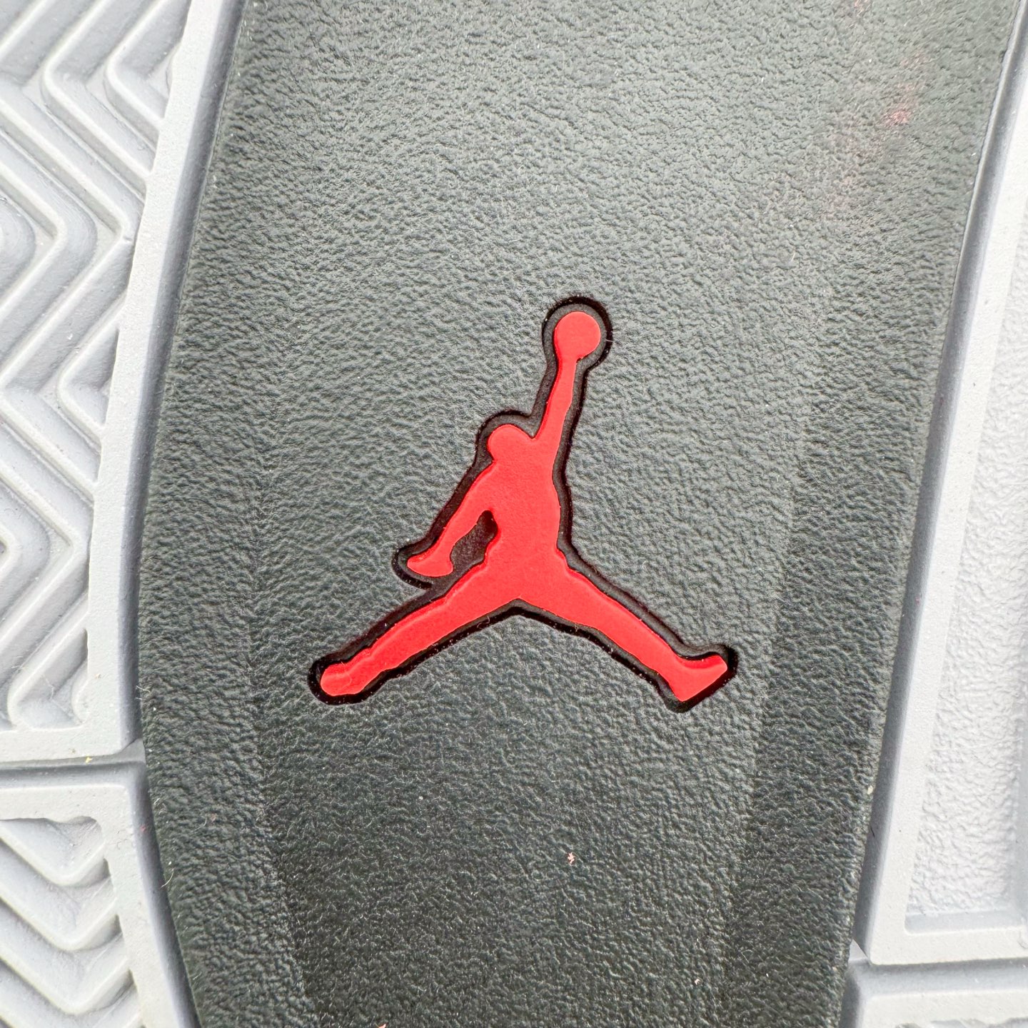 图片[19]-＃GX Air Jordan AJ4 Retro 愤怒的公牛 红色 FQ8138-600 全新批次 重点区分市面 唯一正确细节 后跟饰片中心位置有合模线 超弹硅胶材质 内层不织布补强 补强为硅胶提供更强耐久性 避免断裂 圈内最强四代 独家外贸特供尺码含 45.5 49.5 50.5 耗时半年巨作 全套原纸板楦头开发 原厂特供皮料加持 确保原汁原味 完美呈现四代版型 一比一鞋头弧度高度鞋身弧度 数据细节工艺流程均保持原鞋一致 原厂TPU网格鞋带扣 正确内里网布 菱角分明不变形无多余毛边 柔软性质感一致于原鞋 市场唯一原厂鞋扣模具 背面可见隐藏注塑口 原厂织唛标 原厂飞人电绣工艺 尾指中部跳三针 独家绑鞋带手法 印刷中底布 四线拉帮 米色美纹纸贴合固定 进口港宝加持 后跟自然饱满 全鞋荧光划线卡点 追求极致完美 每一双都是工艺品 多重QC质检 超越公司货的品控标准 实实在在的免检产品 尺码：40 40.5 41 42 42.5 43 44 44.5 45 45.5 46 47.5 48.5 49.5 50.5-选品中心