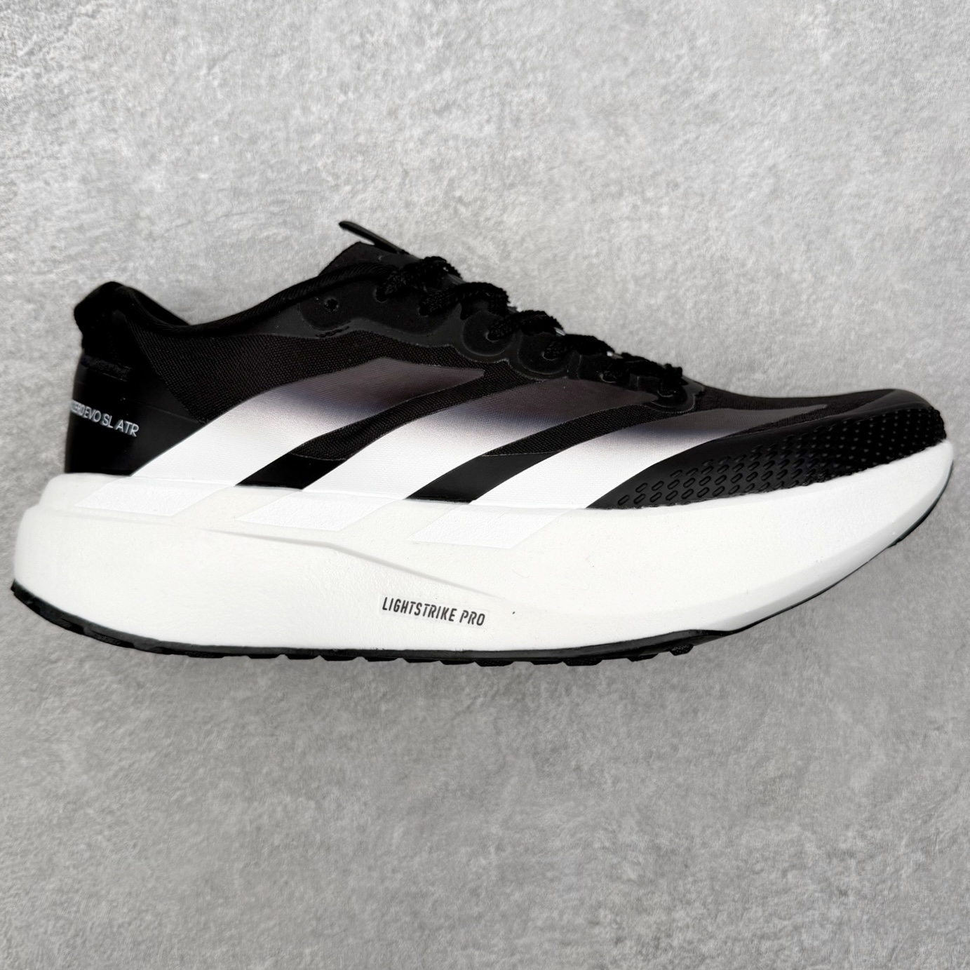 AD Adizero EVO SL ATR M 马拉松竞速专业跑鞋 CELERMESH针织网面非常轻薄 纤维间的缝隙很大 可以保证跑步时的透气、排汗效果 鞋舌直接与两侧的内衬和鞋底连接在一起 在跑步过程中不会被鞋舌的左右移动所困扰 在标准鞋带孔的基础上再拓宽一组鞋带孔 适合不同脚型的需求 突破性 EnergyRods 技术，有助于跑者实现更好的成绩 中底独特的LIGHTSTRIKE PRO泡棉材质 微弹感觉在跑步过程中给予了良好的支撑体验 对于顶级精英和高水平进阶跑者来说 ADIOS PRO是一双值得信赖的竞速比赛用鞋 尺码：36 36.5 37.5 38 38.5 39 40 40.5 41 42 42.5 43 44 44.5 45-选品中心