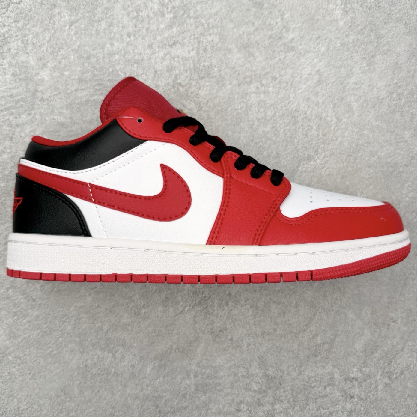 图片[3]-＃MG版 Air Jordan AJ1 Low 低帮系列 超性价比单品 平台直播间特供 百分百全新货品 零氧化发霉 给足利润空间操作 超乎所想的高性价比 原装楦头纸板开发 完美鞋型 超高清洁度 鞋型不臃肿别扭 原厂内置全掌气垫 A模大底 鞋舌AJ原厂专用牛津布 AJ专用反口珍珠布 原厂无杂质高弹内里海棉 特殊封边弹力鞋带 原鞋开模 拒绝公底 购置公司同步原材料 都有细节原汁原味 忠于原版 尺码：36 36.5 37.5 38 38.5 39 40 40.5 41 42 42.5 43 44 44.5 45 46-选品中心