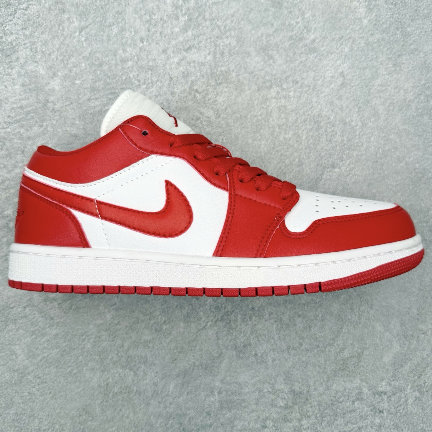图片[5]-＃MG版 Air Jordan AJ1 Low 低帮系列 超性价比单品 平台直播间特供 百分百全新货品 零氧化发霉 给足利润空间操作 超乎所想的高性价比 原装楦头纸板开发 完美鞋型 超高清洁度 鞋型不臃肿别扭 原厂内置全掌气垫 A模大底 鞋舌AJ原厂专用牛津布 AJ专用反口珍珠布 原厂无杂质高弹内里海棉 特殊封边弹力鞋带 原鞋开模 拒绝公底 购置公司同步原材料 都有细节原汁原味 忠于原版 尺码：36 36.5 37.5 38 38.5 39 40 40.5 41 42 42.5 43 44 44.5 45 46-选品中心
