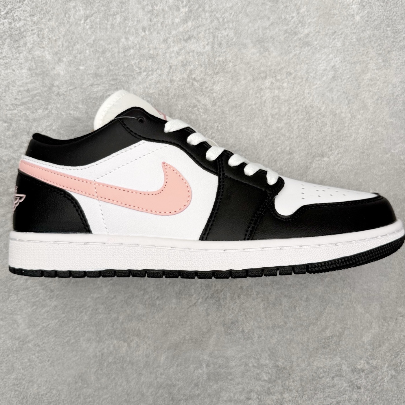 图片[2]-＃MG版 Air Jordan AJ1 Low 低帮系列 超性价比单品 平台直播间特供 百分百全新货品 零氧化发霉 给足利润空间操作 超乎所想的高性价比 原装楦头纸板开发 完美鞋型 超高清洁度 鞋型不臃肿别扭 原厂内置全掌气垫 A模大底 鞋舌AJ原厂专用牛津布 AJ专用反口珍珠布 原厂无杂质高弹内里海棉 特殊封边弹力鞋带 原鞋开模 拒绝公底 购置公司同步原材料 都有细节原汁原味 忠于原版 尺码：36 36.5 37.5 38 38.5 39 40 40.5 41 42 42.5 43 44 44.5 45 46-选品中心