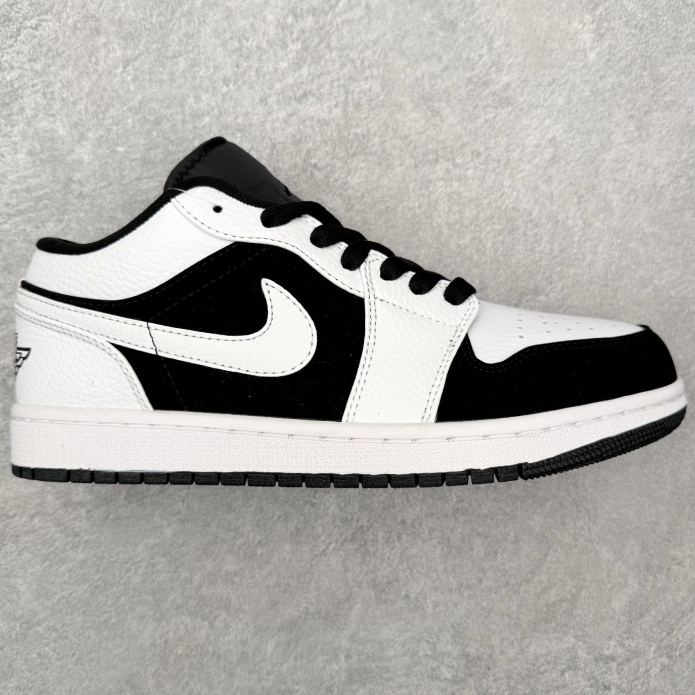 图片[3]-＃MG版 Air Jordan AJ1 Low 低帮系列 超性价比单品 平台直播间特供 百分百全新货品 零氧化发霉 给足利润空间操作 超乎所想的高性价比 原装楦头纸板开发 完美鞋型 超高清洁度 鞋型不臃肿别扭 原厂内置全掌气垫 A模大底 鞋舌AJ原厂专用牛津布 AJ专用反口珍珠布 原厂无杂质高弹内里海棉 特殊封边弹力鞋带 原鞋开模 拒绝公底 购置公司同步原材料 都有细节原汁原味 忠于原版 尺码：36 36.5 37.5 38 38.5 39 40 40.5 41 42 42.5 43 44 44.5 45 46-选品中心