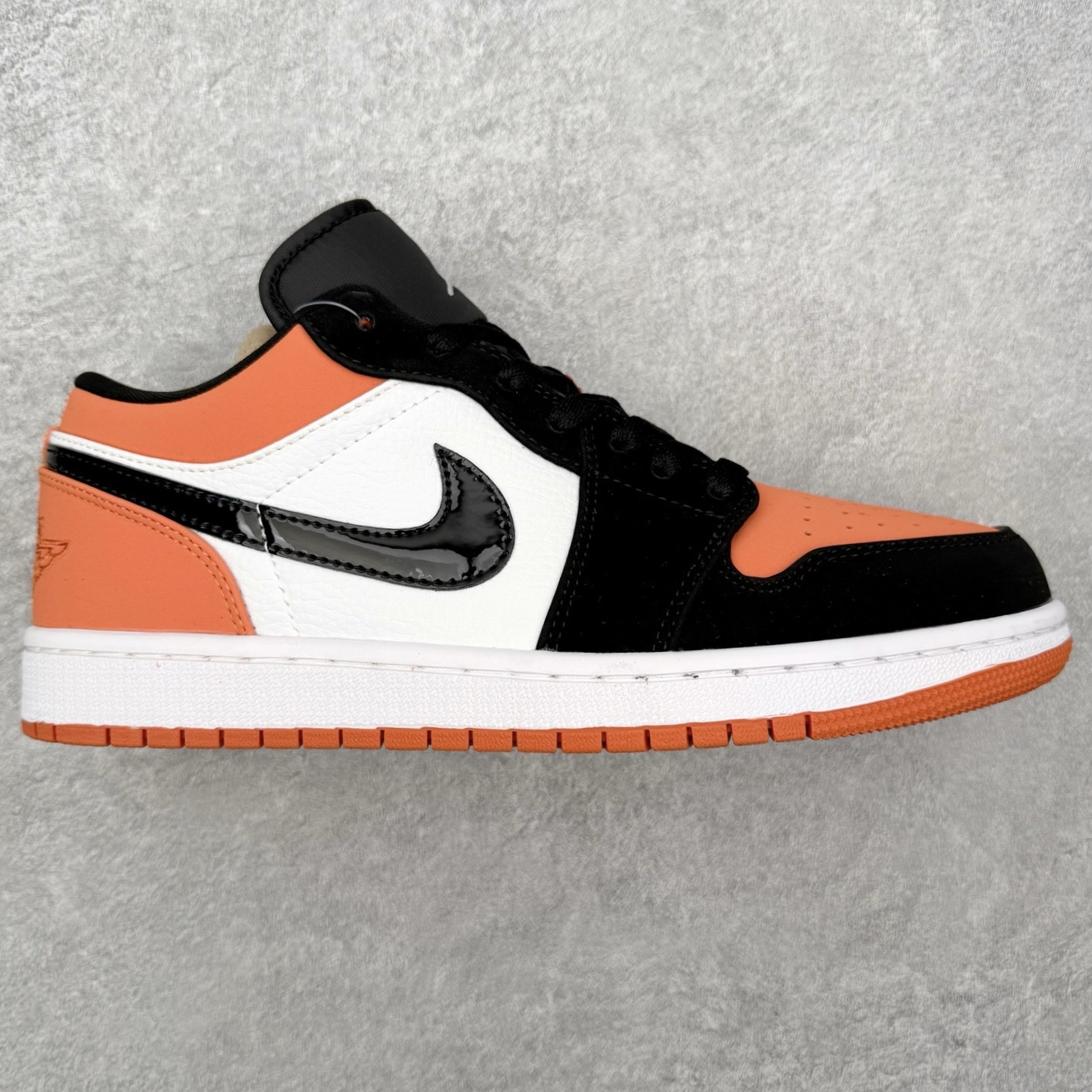 图片[11]-＃MG版 Air Jordan AJ1 Low 低帮系列 超性价比单品 平台直播间特供 百分百全新货品 零氧化发霉 给足利润空间操作 超乎所想的高性价比 原装楦头纸板开发 完美鞋型 超高清洁度 鞋型不臃肿别扭 原厂内置全掌气垫 A模大底 鞋舌AJ原厂专用牛津布 AJ专用反口珍珠布 原厂无杂质高弹内里海棉 特殊封边弹力鞋带 原鞋开模 拒绝公底 购置公司同步原材料 都有细节原汁原味 忠于原版 尺码：36 36.5 37.5 38 38.5 39 40 40.5 41 42 42.5 43 44 44.5 45 46-选品中心