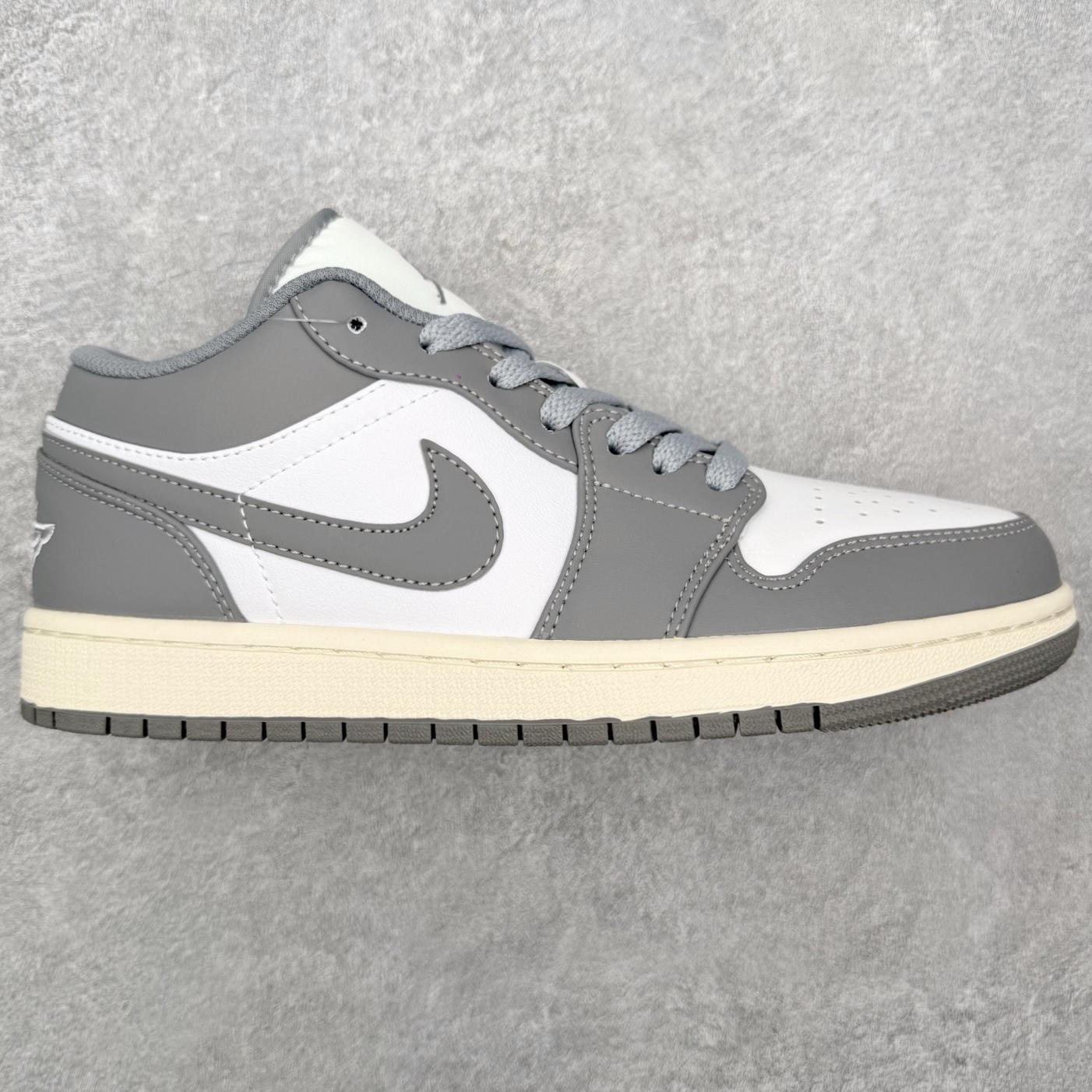 图片[5]-＃MG版 Air Jordan AJ1 Low 低帮系列 超性价比单品 平台直播间特供 百分百全新货品 零氧化发霉 给足利润空间操作 超乎所想的高性价比 原装楦头纸板开发 完美鞋型 超高清洁度 鞋型不臃肿别扭 原厂内置全掌气垫 A模大底 鞋舌AJ原厂专用牛津布 AJ专用反口珍珠布 原厂无杂质高弹内里海棉 特殊封边弹力鞋带 原鞋开模 拒绝公底 购置公司同步原材料 都有细节原汁原味 忠于原版 尺码：36 36.5 37.5 38 38.5 39 40 40.5 41 42 42.5 43 44 44.5 45 46-选品中心