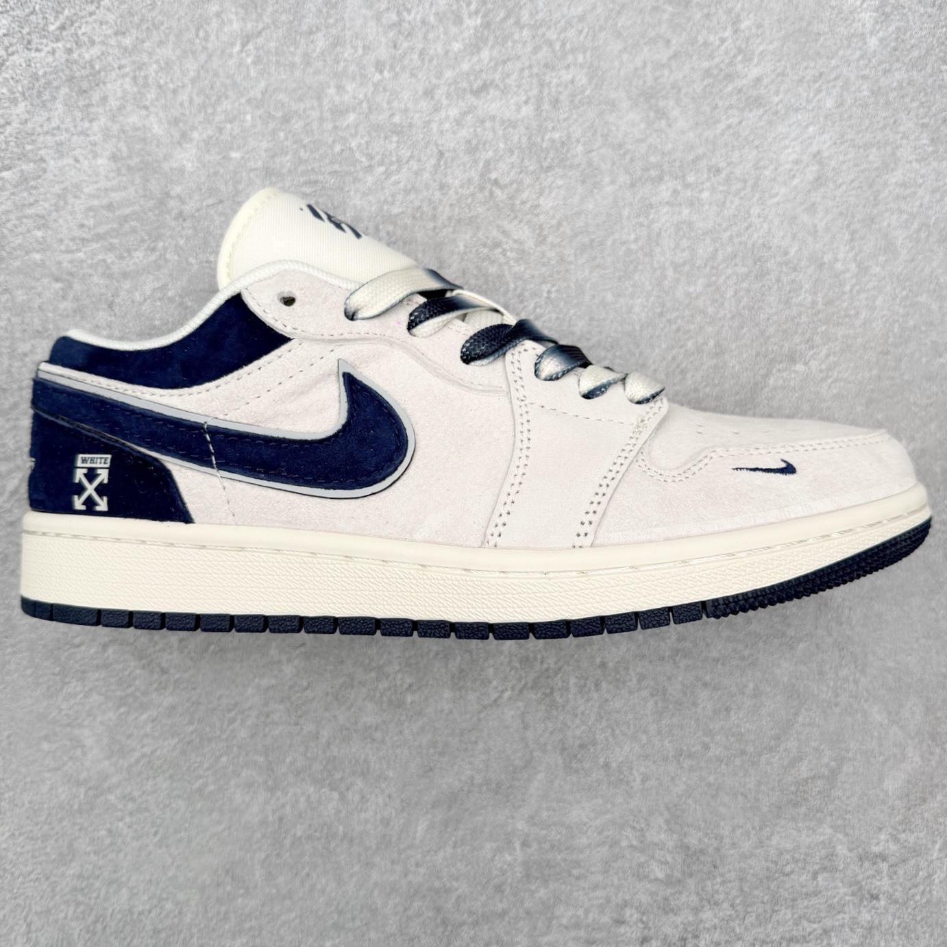 ＃福利特价 Air Jordan AJ1 Low 低帮联名定制配色 原厂内置气垫魔块 A模大底 头层小牛皮 鞋舌AJ原厂专用牛津布+AJ专用反口珍珠布+原厂无杂质高弹内里海棉+特殊封边弹力鞋带 实拍调校N版已经零色差零失真 百分百还原实物色彩所见即所得 不存在货不对板色差等低级问题 选购参考实物拍摄 不混卖不参货 只用心做好货严格选品 承诺混一赔十 尺码：36 36.5 37.5 38 38.5 39 40 40.5 41 42 42.5 43 44 44.5 45-选品中心