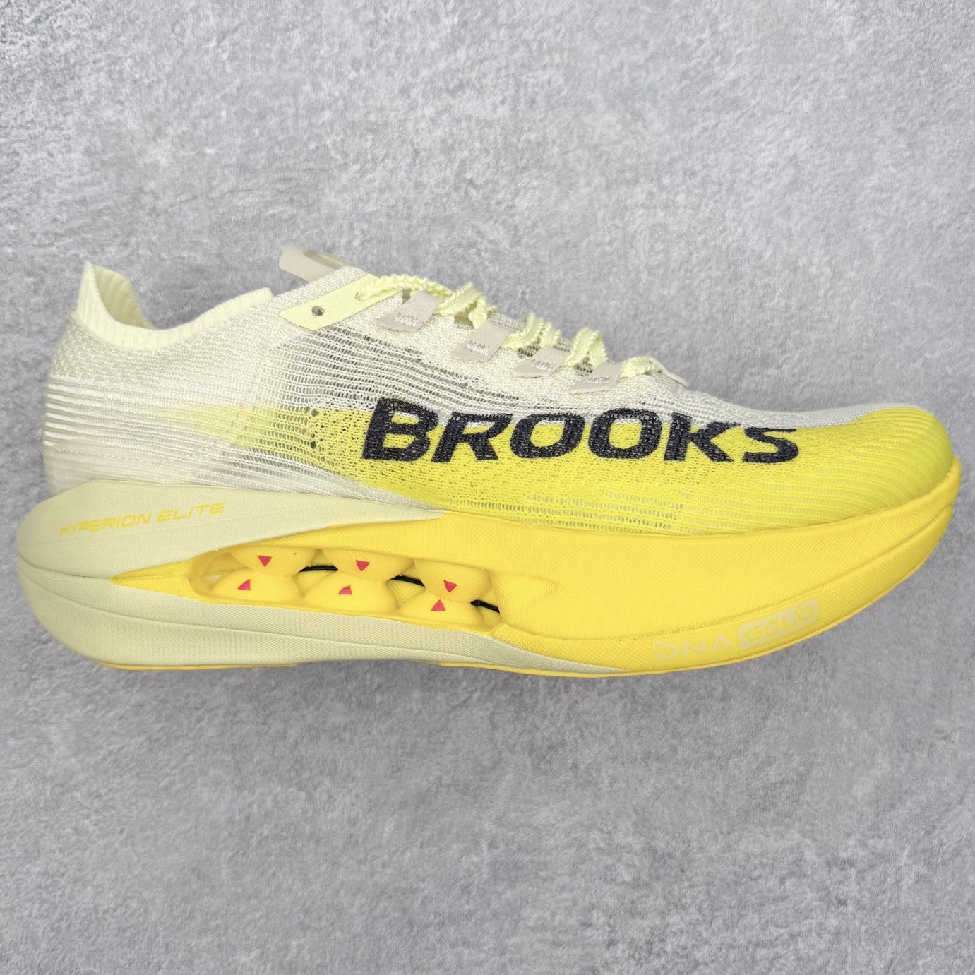 Brooks布鲁克斯 Hyperion Max 5 时尚舒适减震耐磨透气低帮跑步鞋 Brooks 四大跑鞋之一 百年品牌 跑鞋从外形上基本就能判断这是一款速度跑鞋 简洁干练的外形结构和极强的运动流线型看着非常有速度感 上脚的第一感觉是非常轻 美码9码的鞋单只206g不到 从个人偏好来说 200g左右的竞速鞋最具安全感 鞋面采用单层网布 很薄 前掌使用了大量开放式网眼 排气直接快速 透气性上乘 鞋舌也是轻量化设计 仅为一层麂皮 和脚背完美贴合 鞋舌中央有个防偏穿孔 从实际穿着来看 通常鞋舌都是外偏 如果是防偏穿孔位于中心 防偏效果其实并不十分有效 如果采用趋外侧的偏心设计更有效 鞋帮泡棉填充量不大 但非常紧凑 贴合舒适 包裹稳固 内置硬质TPU保证必要的稳定性 跑鞋中底采用的是DNA FLASH科技材料 DNA FLASH中底科技 是Brooks第一款将氮气注入中底的创新科技 主要原理是借助“超临界流体”发泡技术 将液态氮稳定的转化为气态氮 并使其均匀地形成无数紧密贴合的密闭式气囊结构 尺码：36 36.5 37.5 38 38.5 39 40 40.5 41 42 42.5 43 44 44.5 45-选品中心