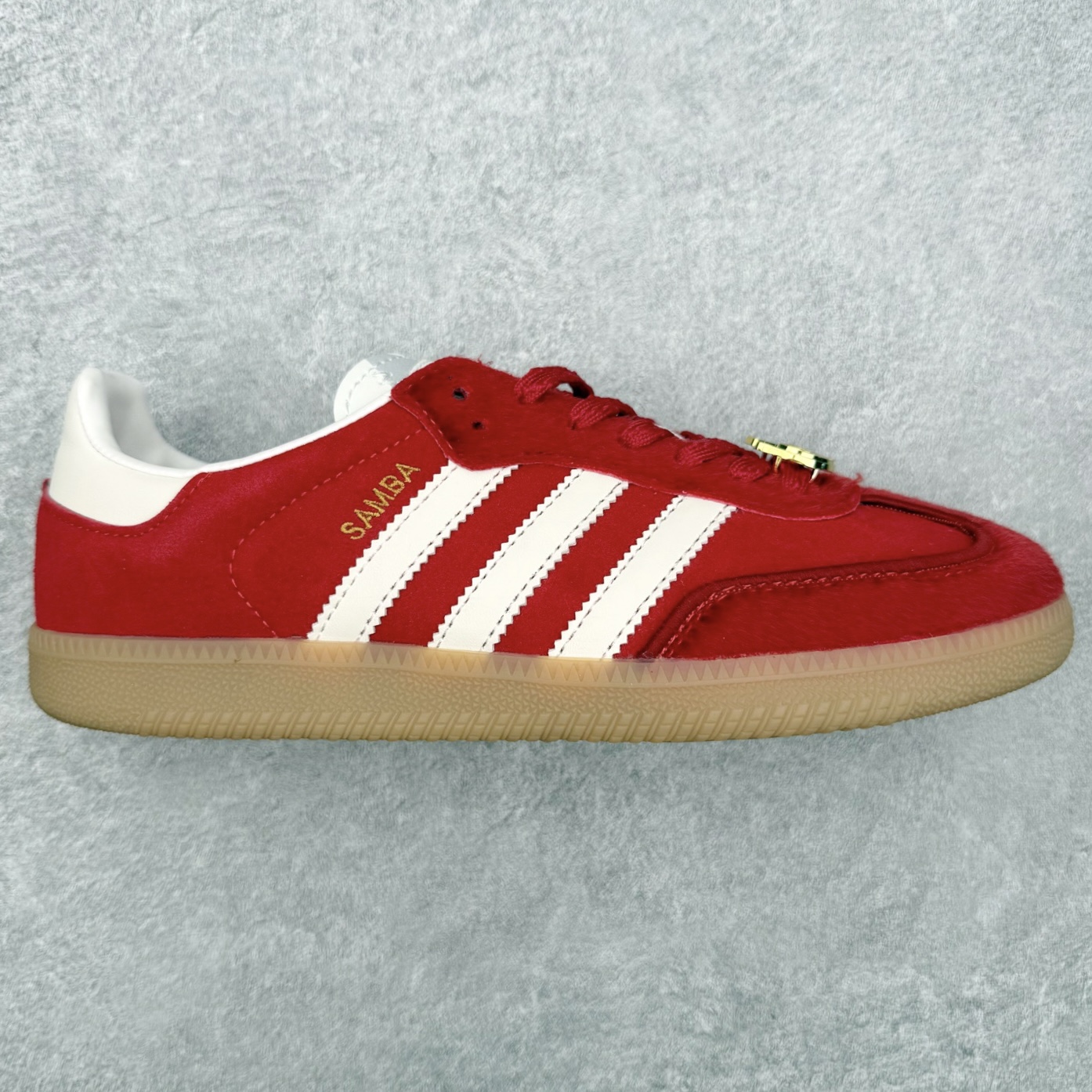 AD Original Samba OG 复古经典轻便板鞋 JQ5976 口碑大厂出品 品控大底版型不断改良更新 全套原纸板楦头开发 确保原汁原味 完美呈现桑巴版型 一比一鞋头弧度高度鞋身弧度 此版本只针对中端市场 皮料材质有所更替 其他数据细节工艺流程均保持一致 绝不口嗨 细节品控鞋型随意对比 正确烫金高频细节 原装纳米超迁皮料 独家私模橡胶大底 原盒原配 这款桑巴鞋展示了高质量的工艺 带有装饰的超锁缝制和无缝的手感 柔软、柔软的皮革造型和标志性的3条纹完成了精致的外观 正规合身鞋带 鞋面上有绒面鞋垫 橡胶鞋底 享受正畸套筒软感 自50年代首次亮相以来就一直在赢得粉丝的青睐 尺码：35.5 36 36.5 37.5 38 38.5 39 40 40.5 41 42 42.5 43 44 44.5 45-选品中心