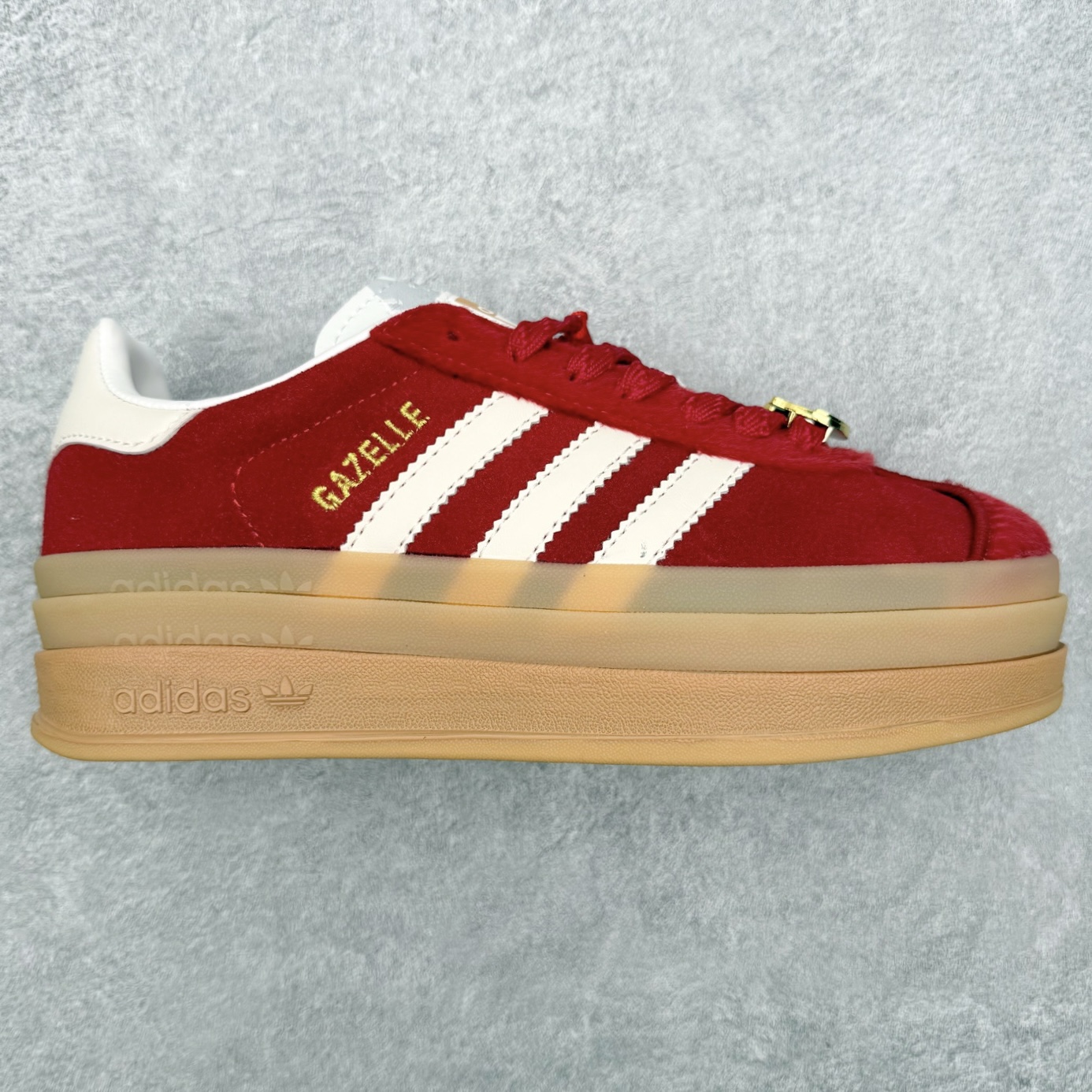 AD Originals Gazelle Bold W 羚羊松糕系列复古百搭厚底增高低帮休闲运动板鞋 KJ4293 新的一年就要换新的打扮啦！除了设定变美、健身、减肥等目标外，你已经可以利用鞋子来“偷偷改善身材比例”的愿望了！ 因为有一句话。身高不够。鞋子来凑~赶快入手以下各大运动品牌最新推出的“厚底增高运动鞋”吧。 是最好穿最百搭的长腿神器。 重点是……不仅价格不错～鞋子也不错啊！Originals的Gazelle Bold鞋款打造出「超厚底版本」！延续流线鞋型、经典麂皮材质、白色三条线和侧面烫金标志的复古外型，奶油白鞋底高度直接乘3，出门搭上它，保证一路步步高升。尺码：36 36⅔ 37⅓ 38 38⅔ 39⅓ 40-选品中心