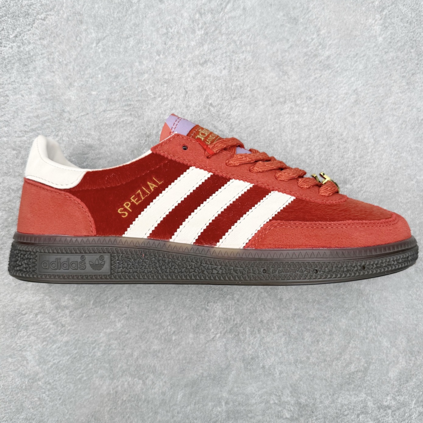 AD Originals Handball SPZL 手球运动员系列百搭休闲运动板鞋 KJ6299 这款来自阿迪达斯的这款HANDBALL SPZL前身是一双手球运动鞋，这一次拿来复刻，所以鞋面的主要色彩选用了黑色， 鞋面外侧除了Spezial字母之外还有三叶草标志。Handball SPZL作为复古手球训练鞋与作为室内足球鞋的Samba有着异曲同工之处，但是质感更为出众的鞋身以及丰富的配色选择比起Samba来讲可以说是更胜一筹了！尺码：36 36⅔ 37⅓ 38 38⅔ 39⅓ 40 40⅔ 41⅓ 42 42⅔ 43⅓ 44 45-选品中心