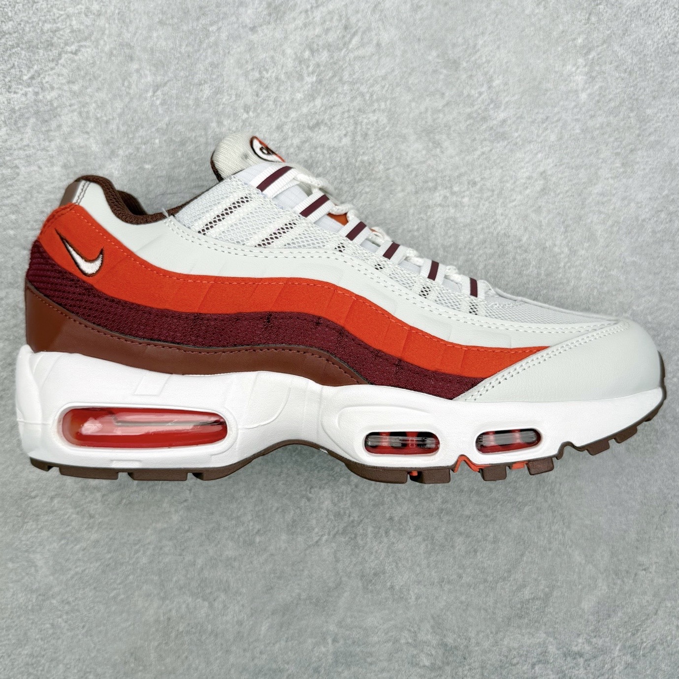 NK Air Max 95 复古减震气垫跑鞋 DM0011-005 经典重温 外单专供大厂出品 品质稳定 一百余色 终端操作 鞋款设计灵感源于人体构造 中底设计基于人体的脊柱构造 是整体设计的核心 尼龙孔眼代表了肋骨 而分层式面板和网眼象征着肌肉纤维和肉体组织 Air Max 95采用了两个独立的吹塑成型的Air-Sole单元 并首次在前掌使用可视化气垫设计 Swoosh logo夜当作一个 点符号放在了鞋子的后帮位置 20年的发展让 AIR MAX 95有了不同的故事 20年后再度面向世人的时候 焕然一新的面貌 让人有了另外一种清新脱俗的感觉 尺码：40 40.5 41 42 42.5 43 44 44.5 45 46 47.5-选品中心