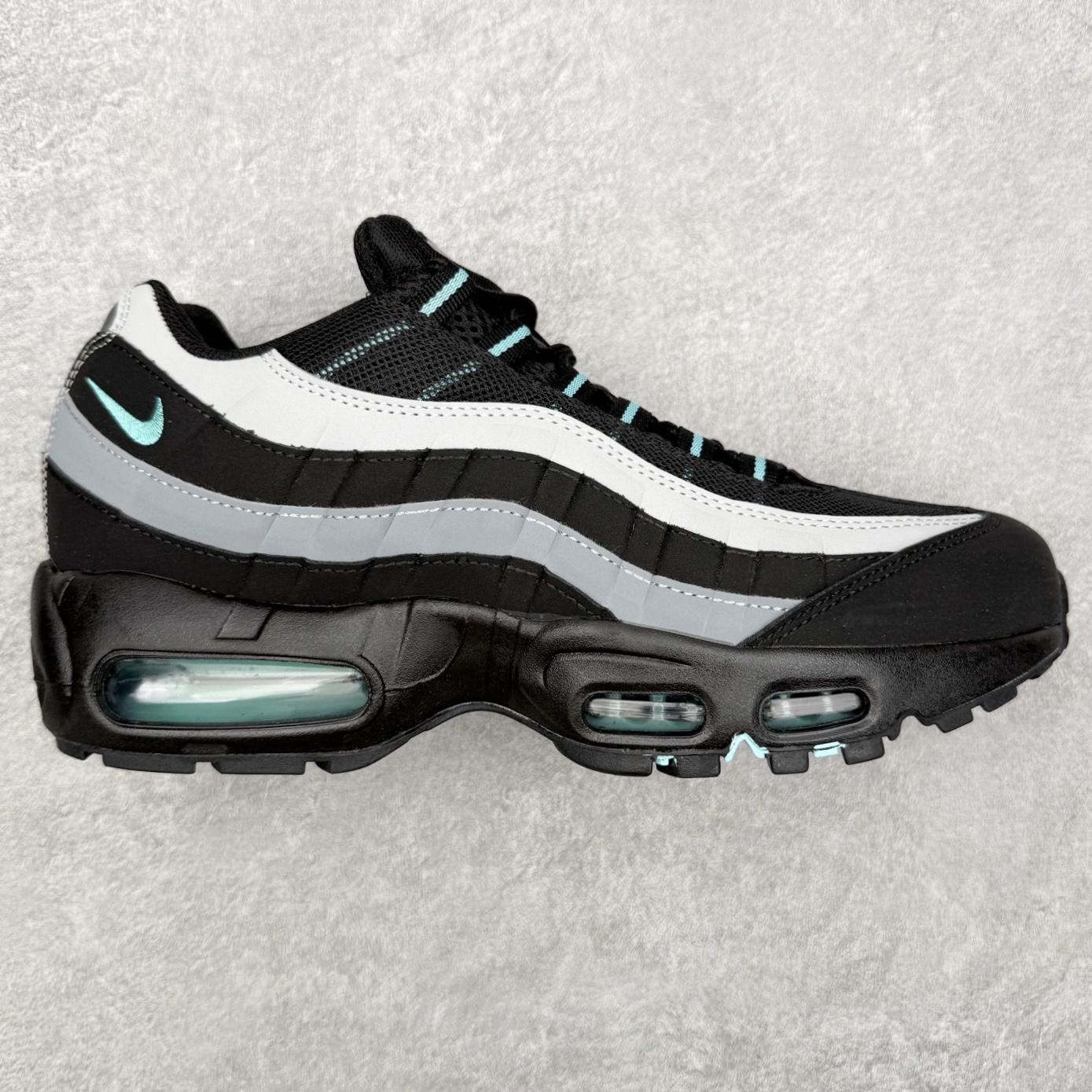 NK Air Max 95 复古减震气垫跑鞋 IB2871-002 经典重温 外单专供大厂出品 品质稳定 一百余色 终端操作 鞋款设计灵感源于人体构造 中底设计基于人体的脊柱构造 是整体设计的核心 尼龙孔眼代表了肋骨 而分层式面板和网眼象征着肌肉纤维和肉体组织 Air Max 95采用了两个独立的吹塑成型的Air-Sole单元 并首次在前掌使用可视化气垫设计 Swoosh logo夜当作一个 点符号放在了鞋子的后帮位置 20年的发展让 AIR MAX 95有了不同的故事 20年后再度面向世人的时候 焕然一新的面貌 让人有了另外一种清新脱俗的感觉 尺码：40 40.5 41 42 42.5 43 44 44.5 45 46 47.5-选品中心